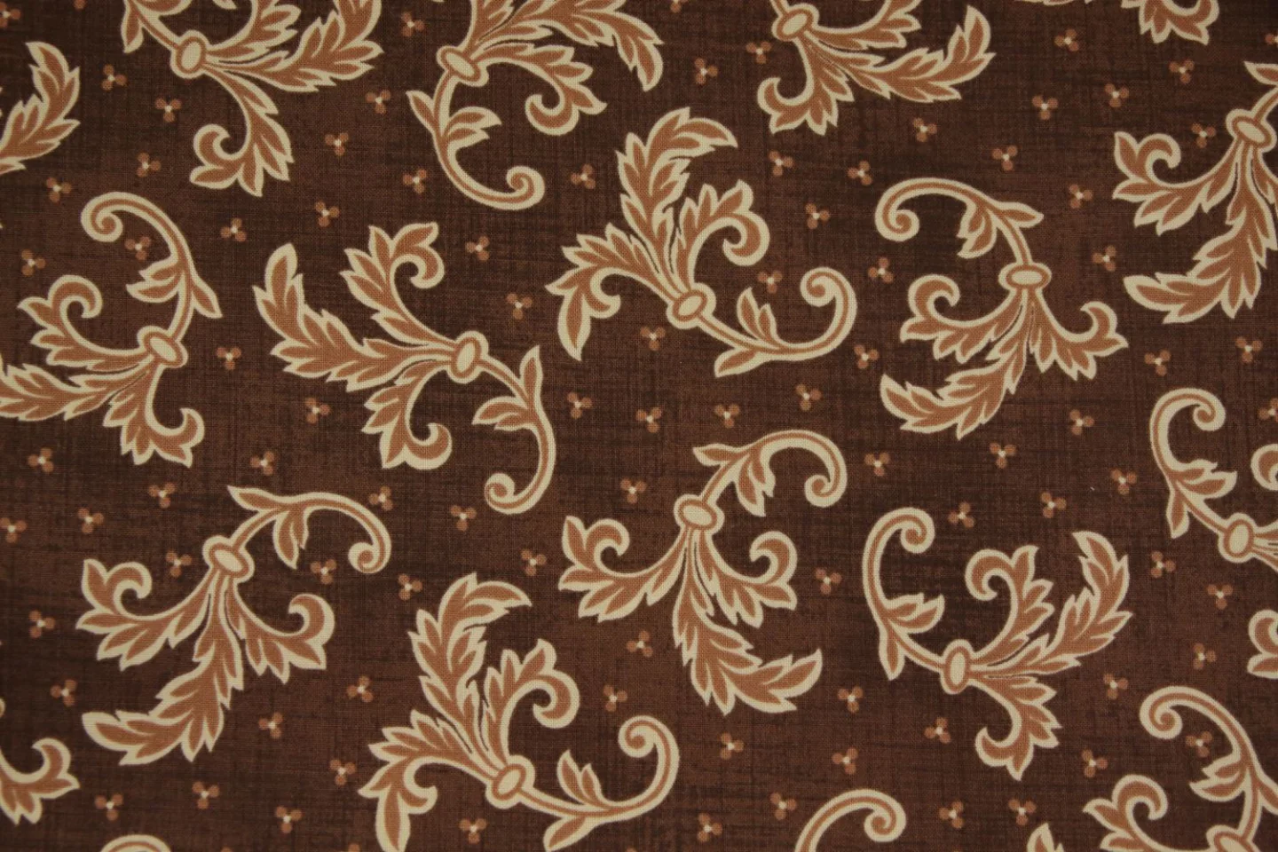 quiltstof-Warmbruin met bladtakken in ec.