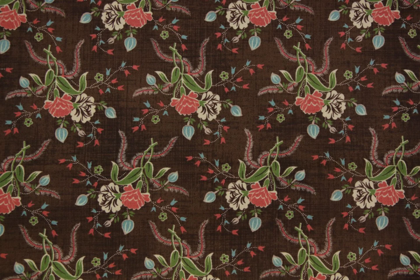 quiltstof-Bruin met boeketjes in roze,.