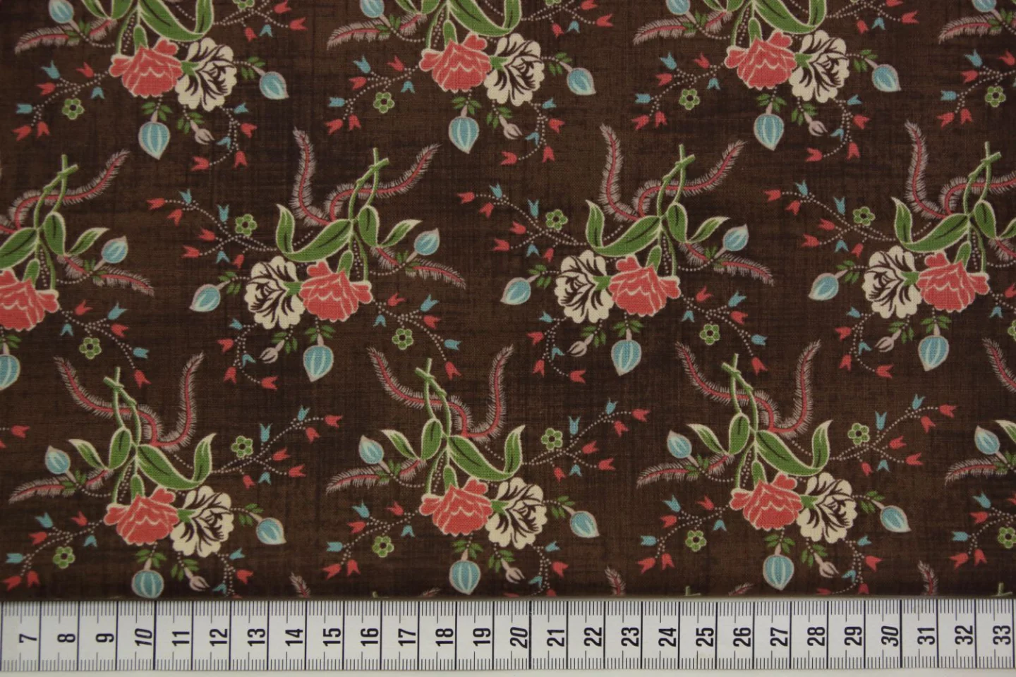 quiltstof-Bruin  met boeketjes in roze,.