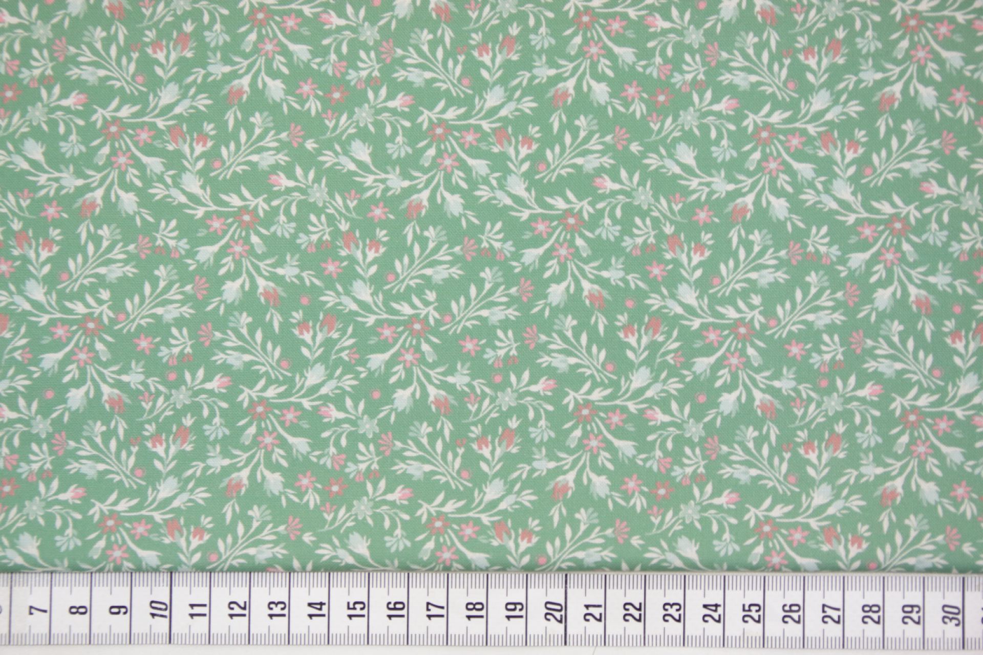 quiltstof-Groen met bloemetjes in roze e