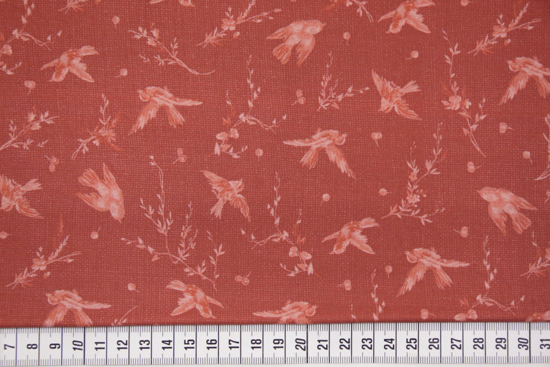 quiltstof-Donkersteenrood, vogeltjes in