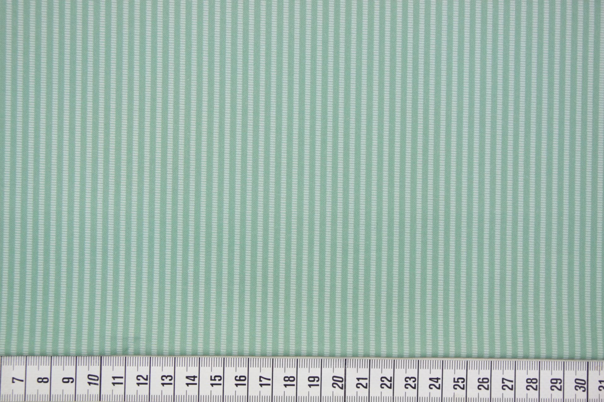 quiltstof-Groen met zachtgroen streepje-