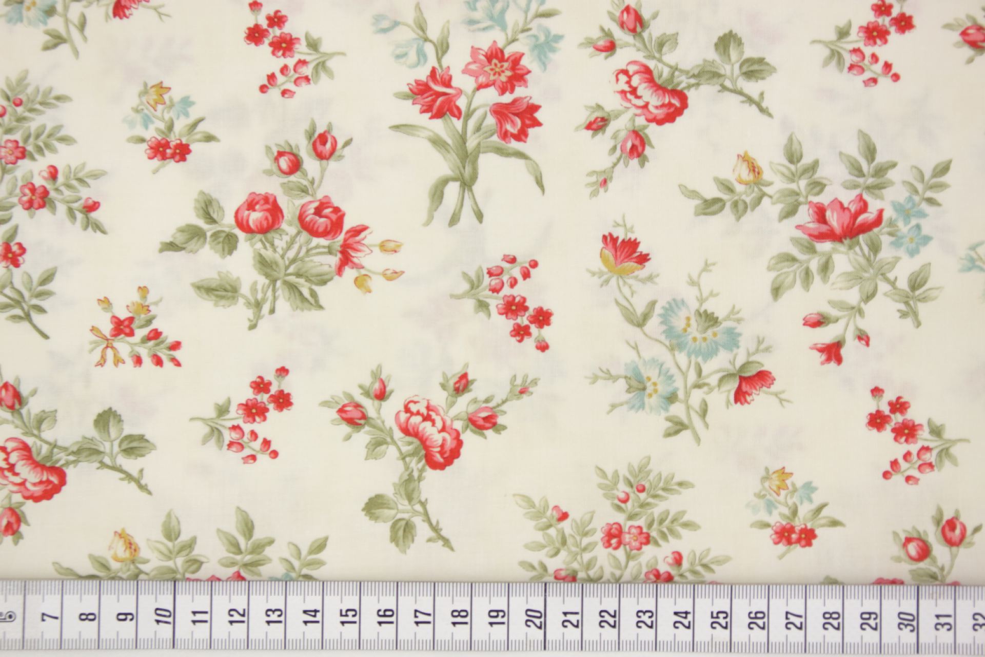 quiltstof-Ecru met boeketjes in rood en