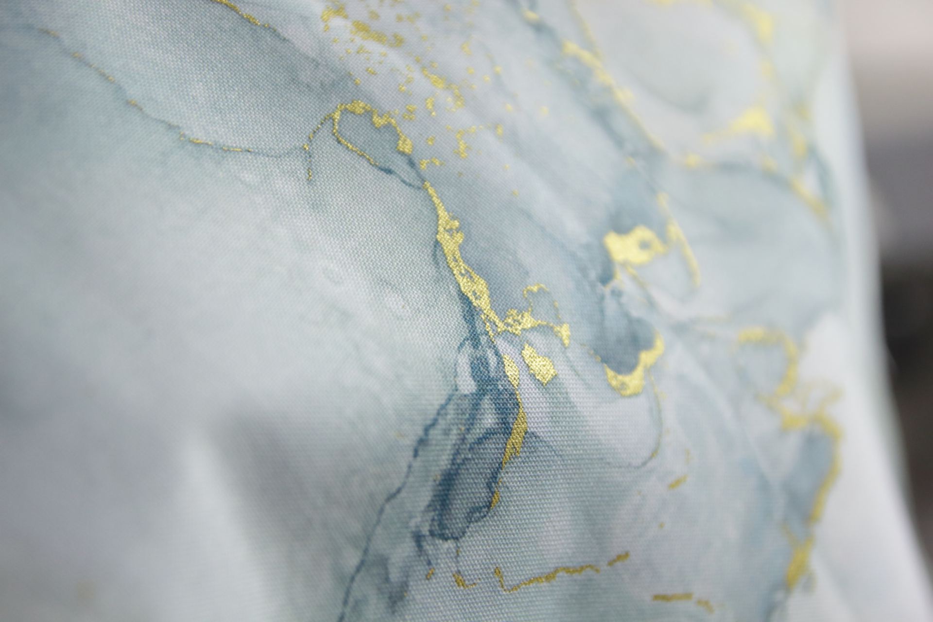 quiltstof-Blauw gemarmerd met goud-North