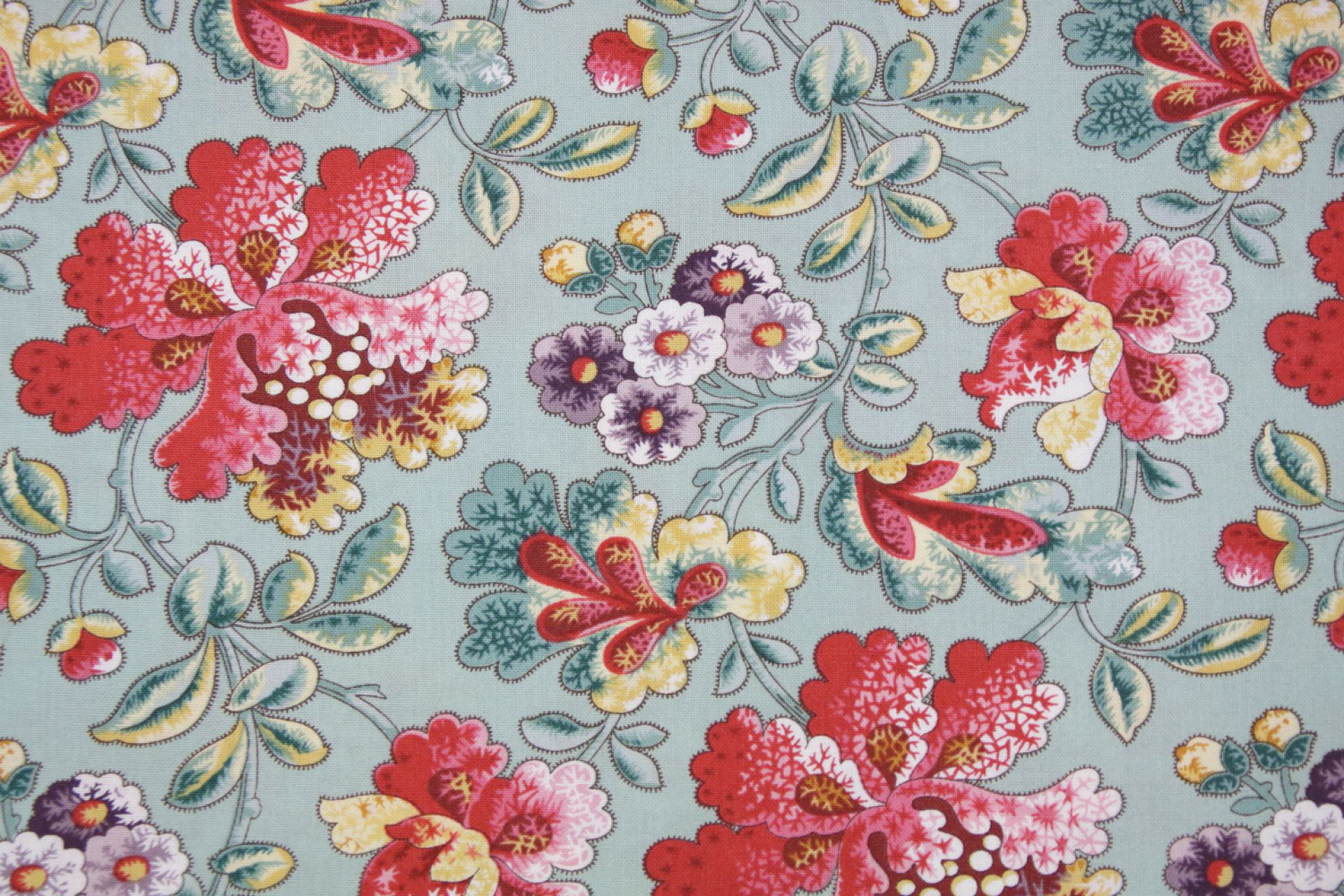 quiltstof-Zeegroen met bloemen in rood e