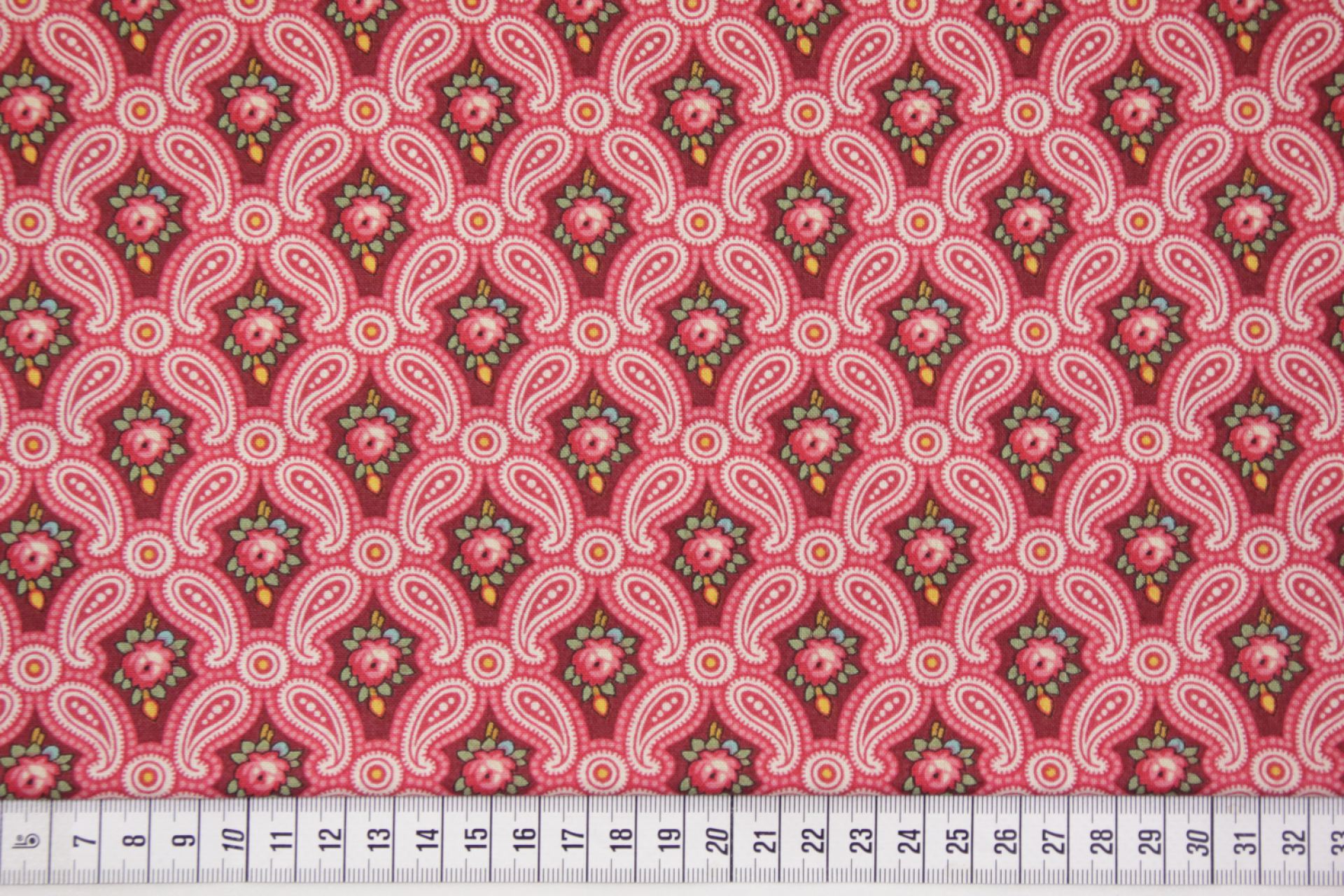 quiltstof-Donkerrood met pasleymotief in