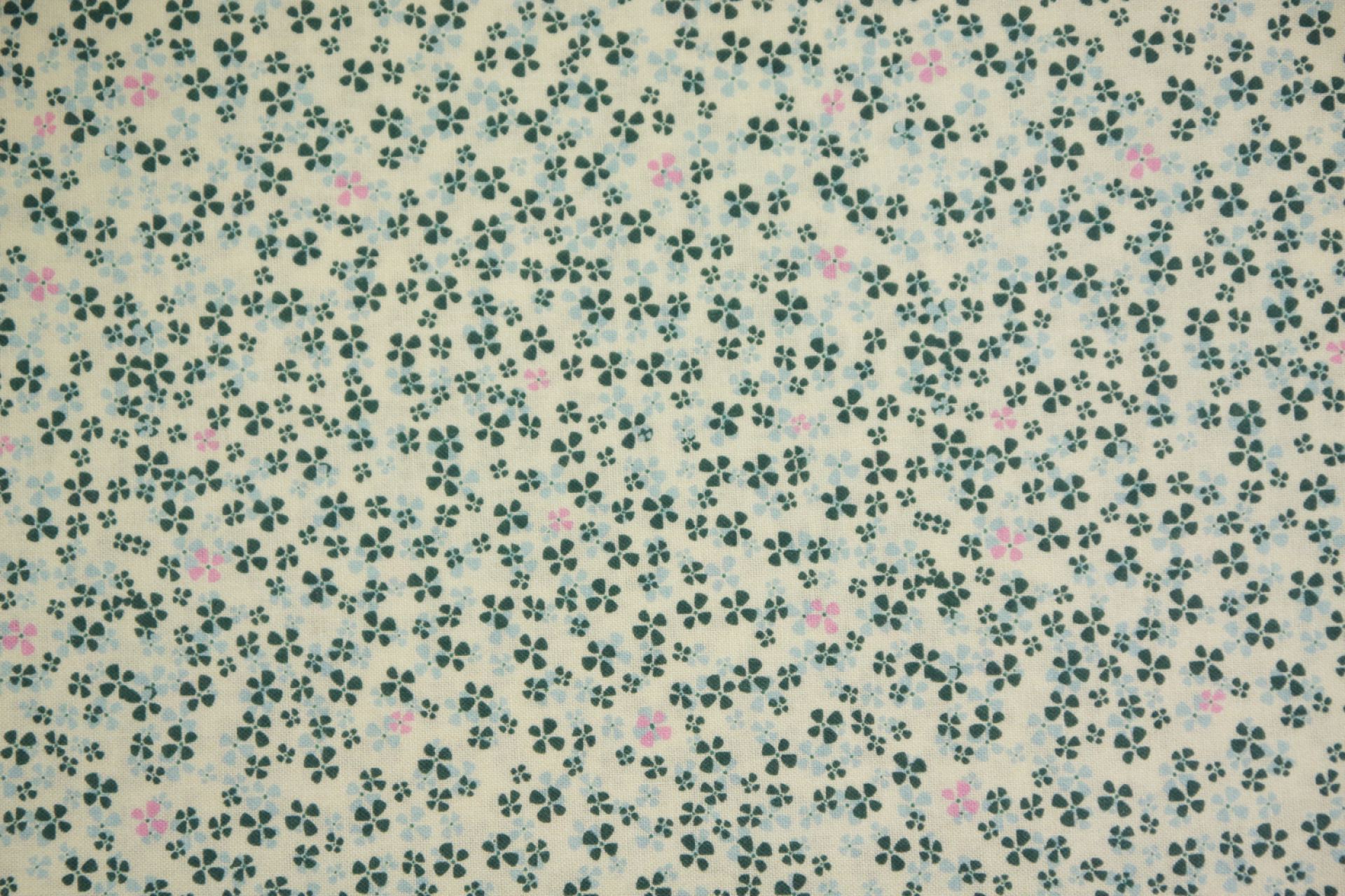 quiltstof-Ivoor met donkergroen, rose en