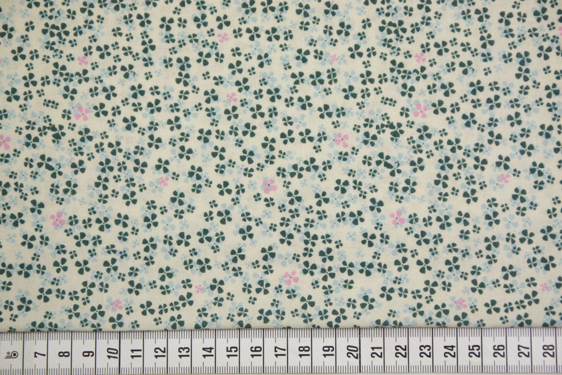 quiltstof-Ivoor met donkergroen, rose en