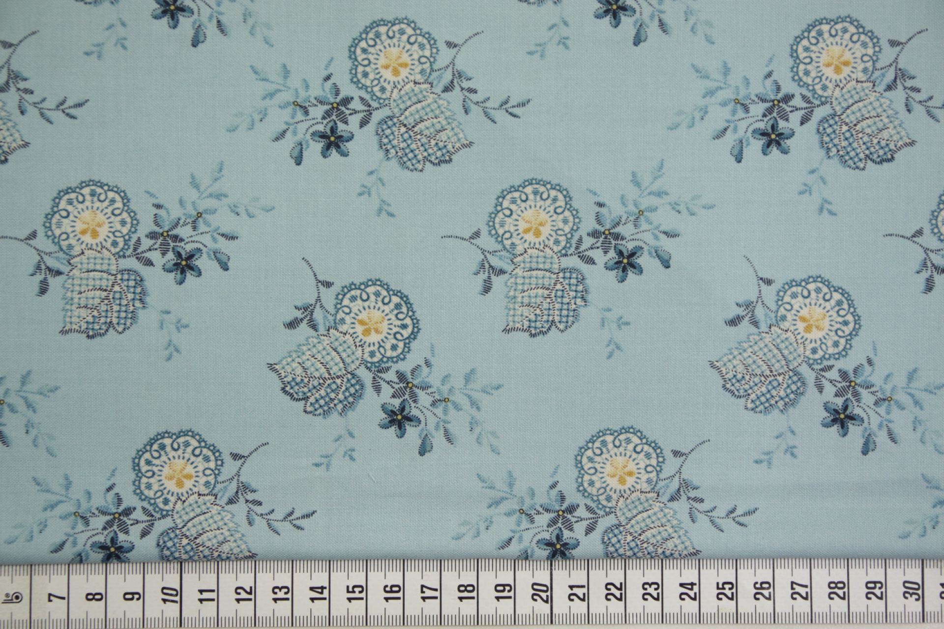quiltstof-Lichtblauw met bloemtak en ger