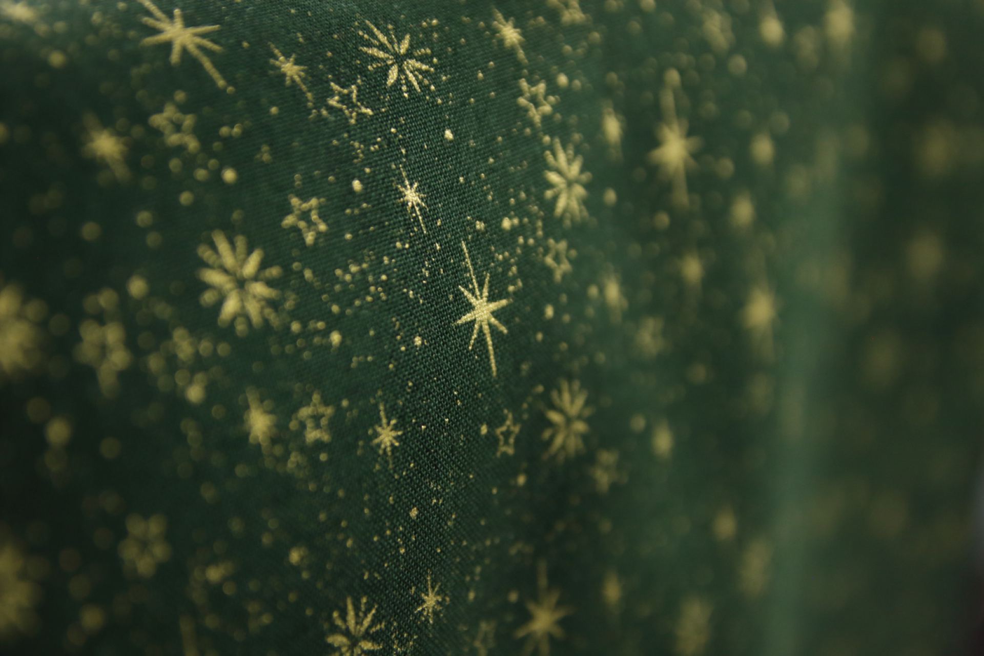 quiltstof-kerst-Donkergroen met gouden s