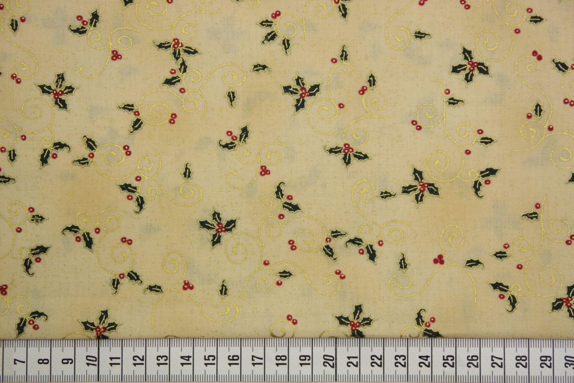 quiltstof-kerst-Warm ecru met hulst en b