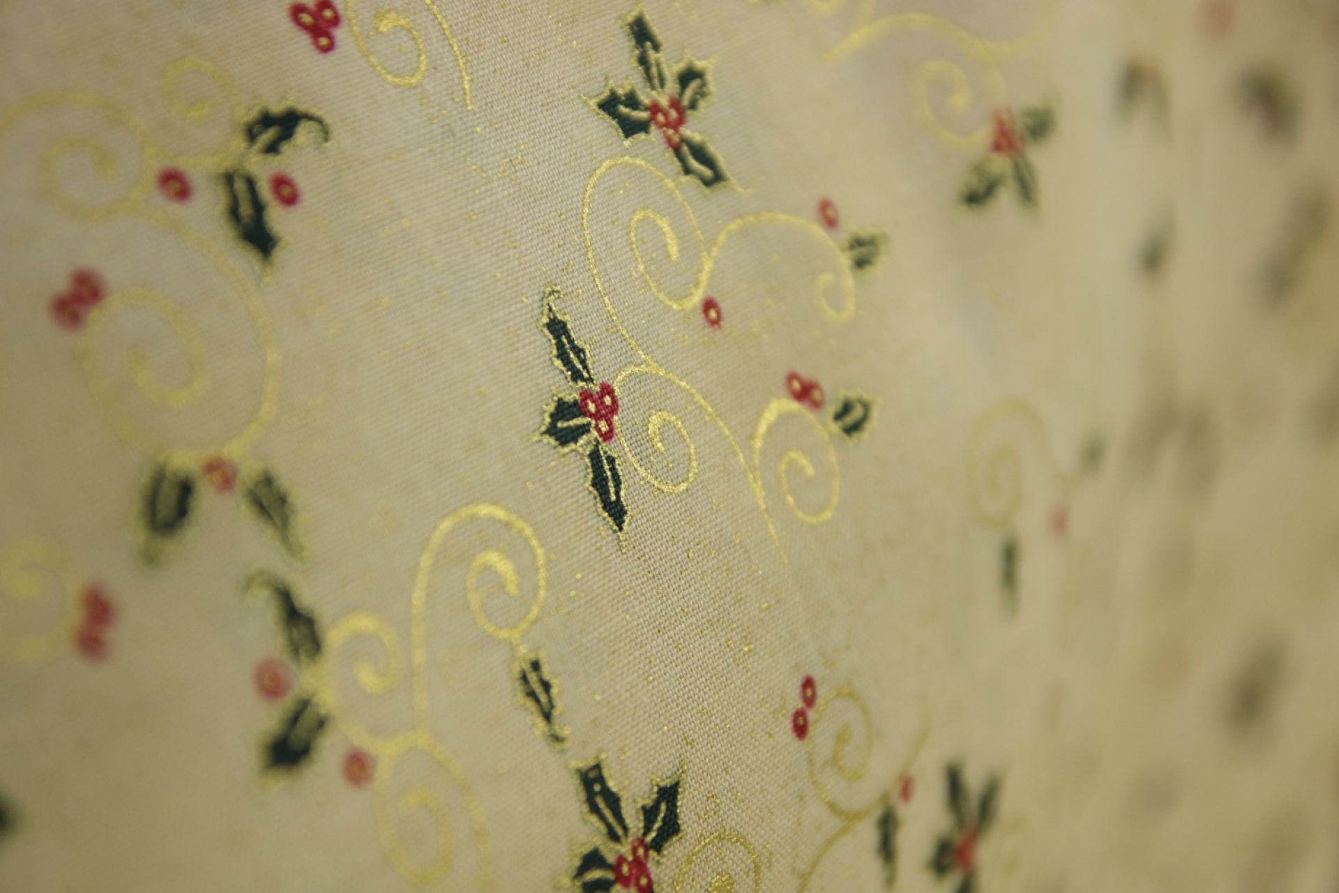 quiltstof-kerst-Warm ecru met hulst en b