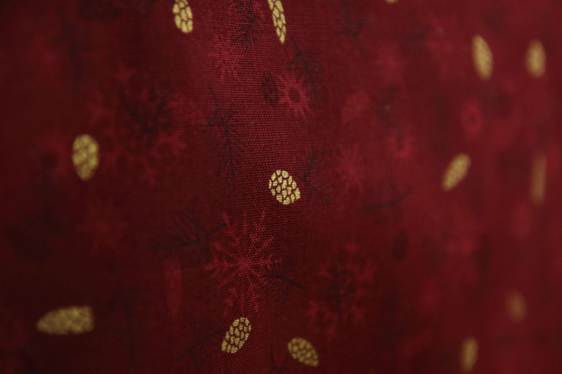 quiltstof-Donkerrood met dennenkegels in