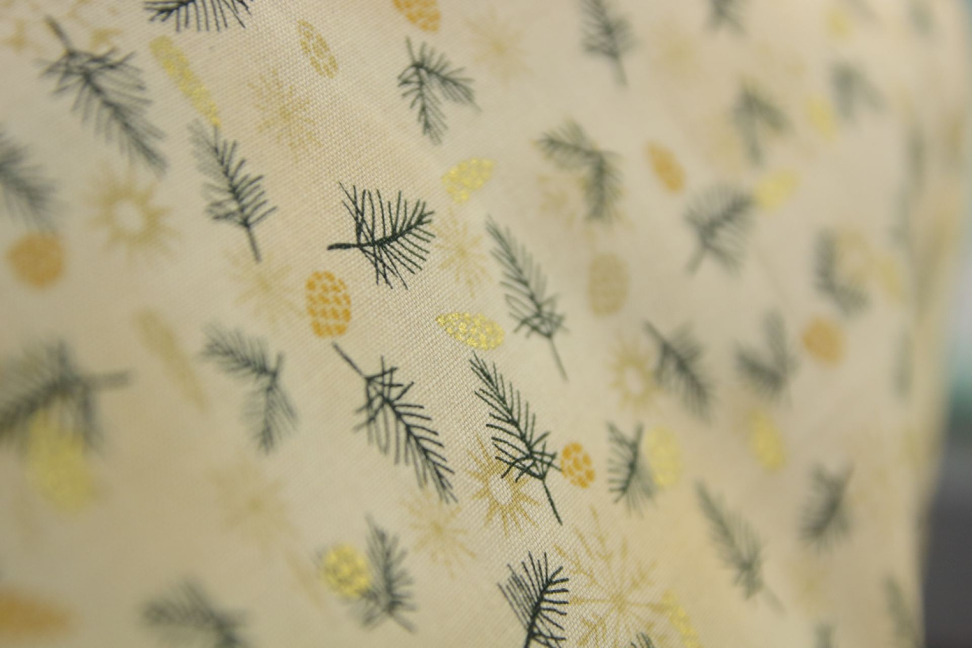 quiltstof-kerst-Warm ecru met dennenkege