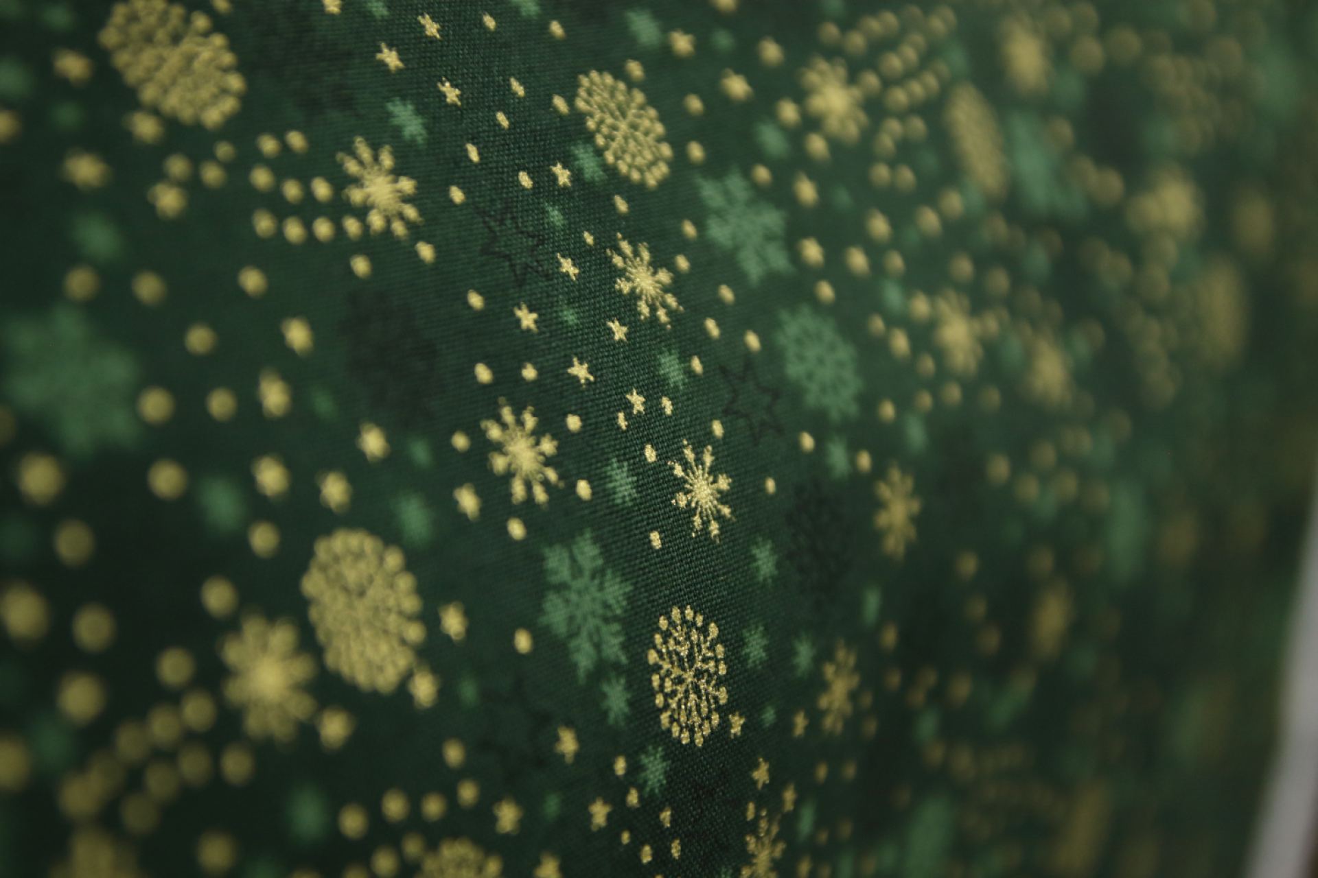 quiltstof-kerst-Donkergroen met gouden s