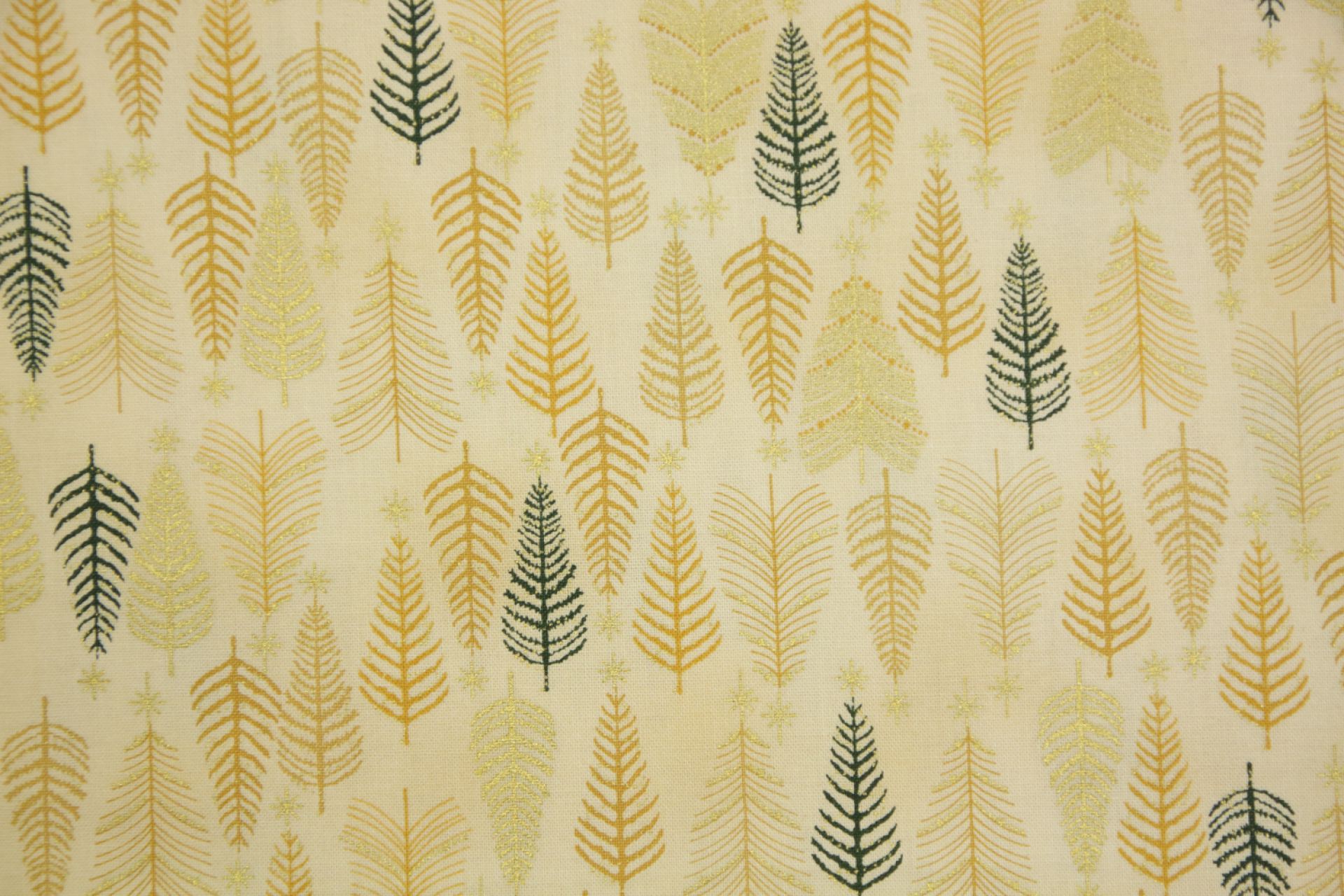 quiltstof-Warm ecru met dennenboompjes i