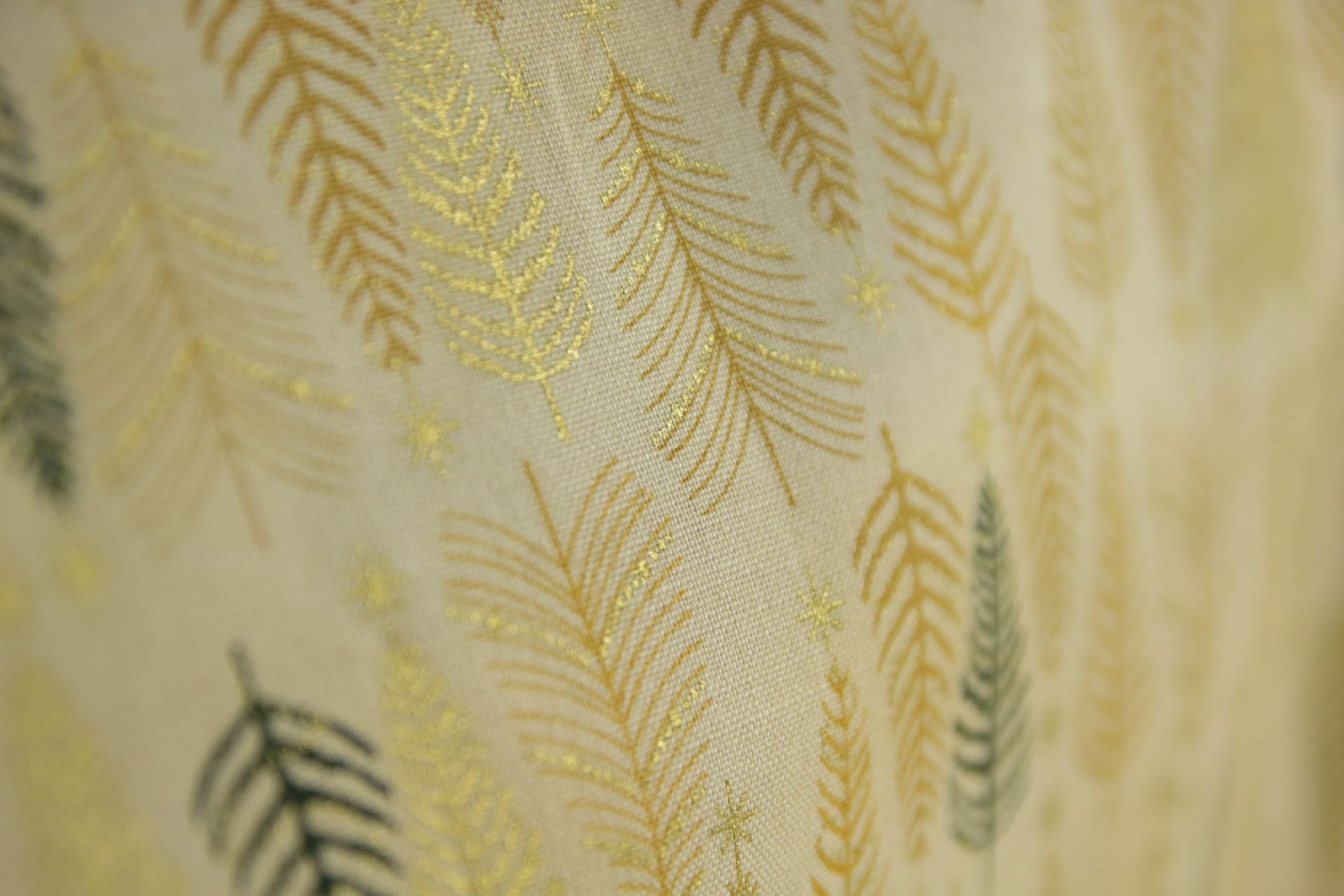 quiltstof-Warm ecru met dennenboompjes i