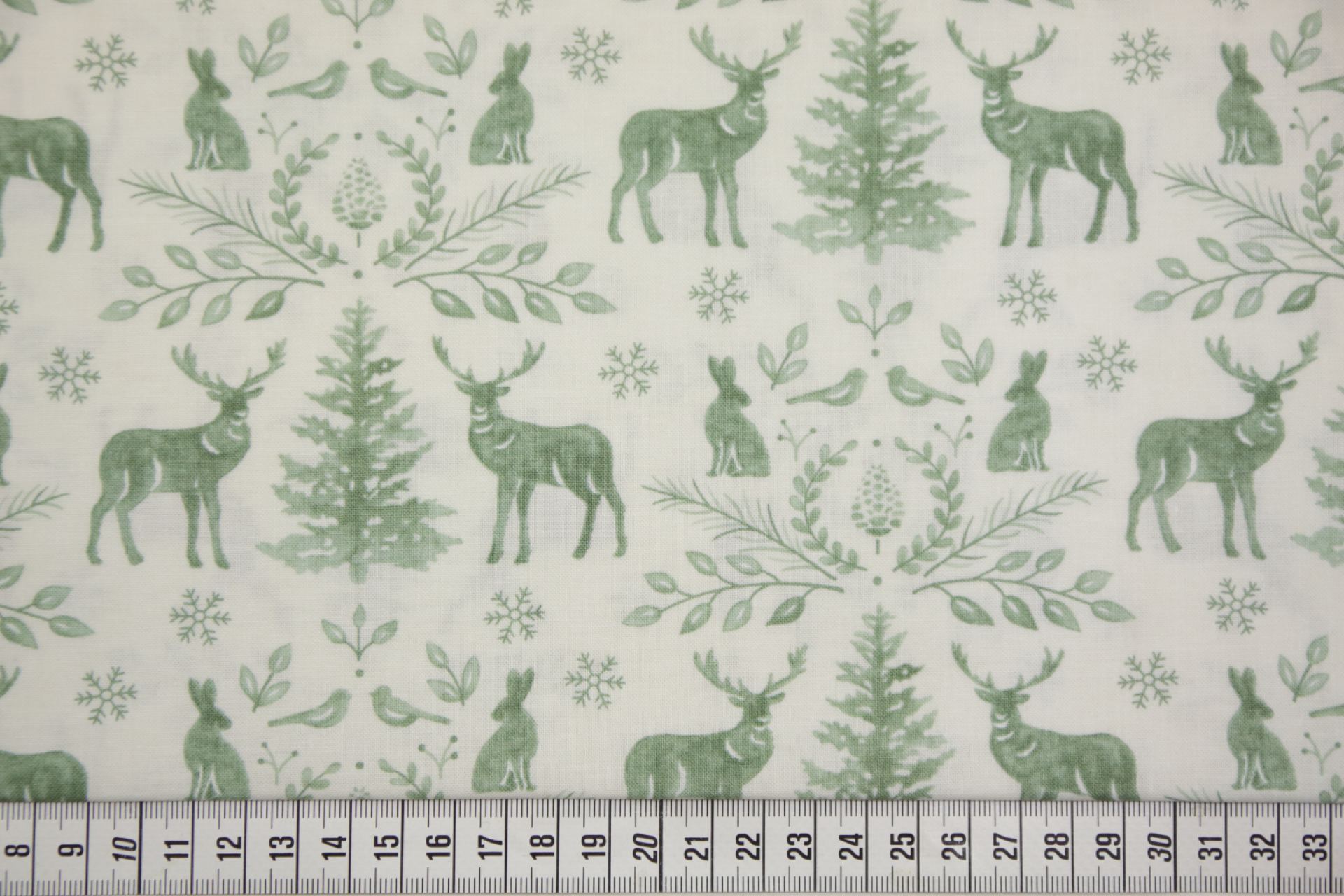 quiltstof-Ivoor met edelherten in groen-