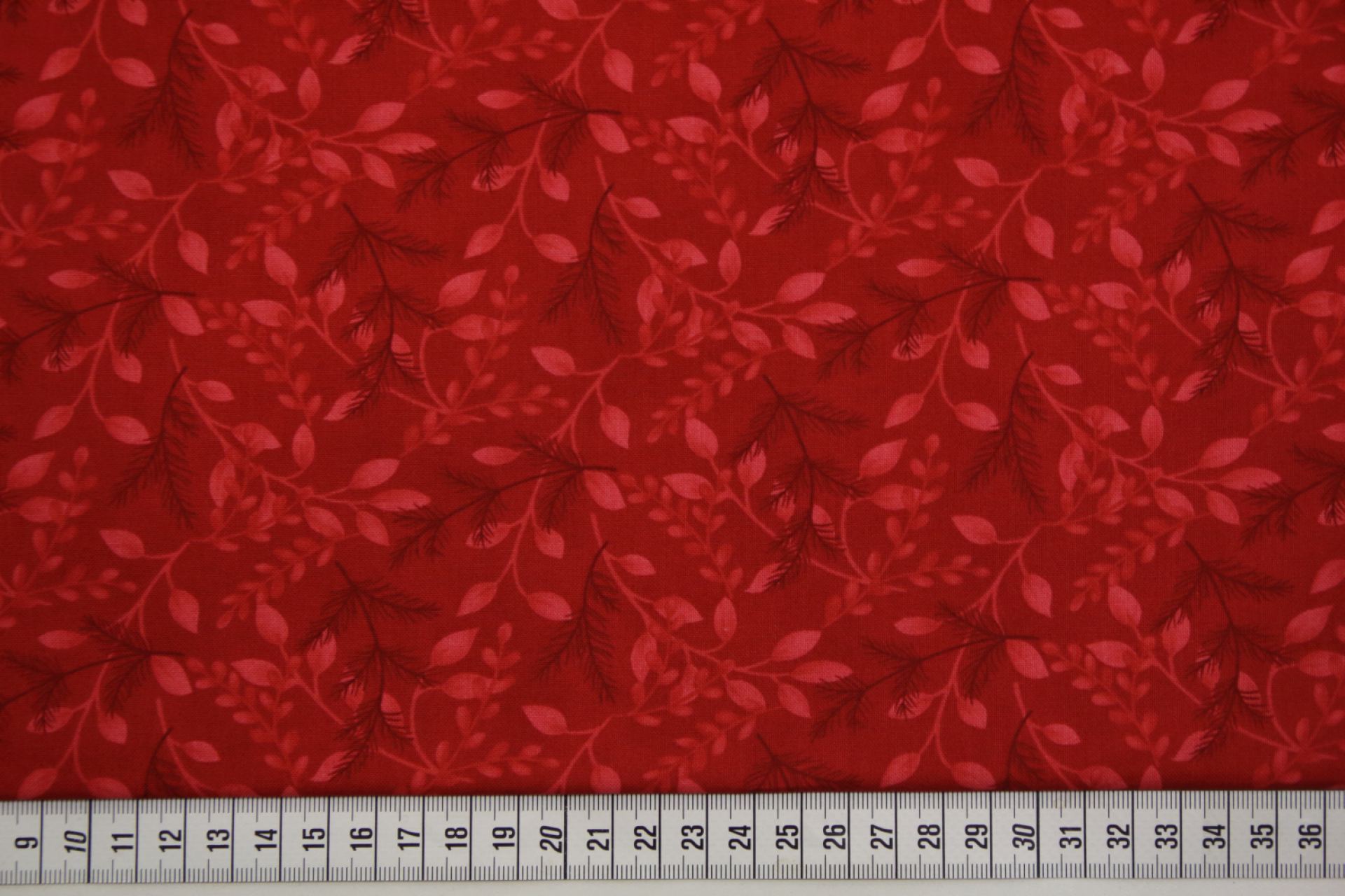 quiltstof-Rood met takken in rozerood-Mo