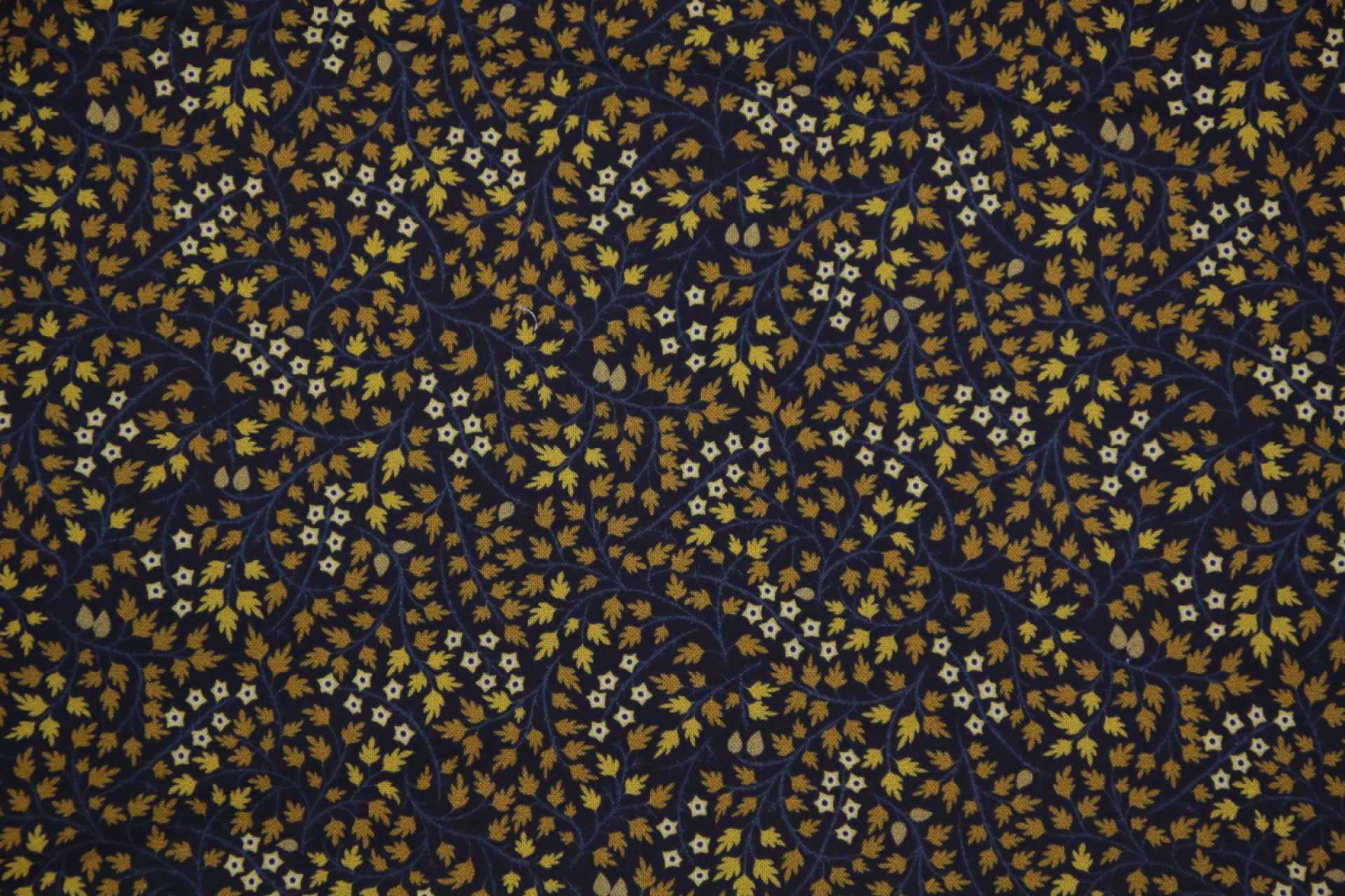 quiltstof-Donkerblauw, okergele blaadjes
