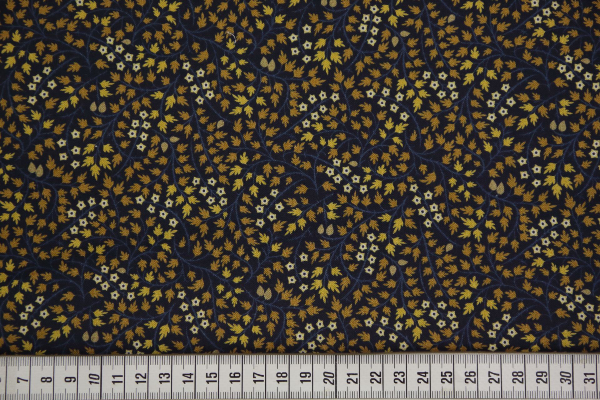 quiltstof-Donkerblauw, okergele blaadjes