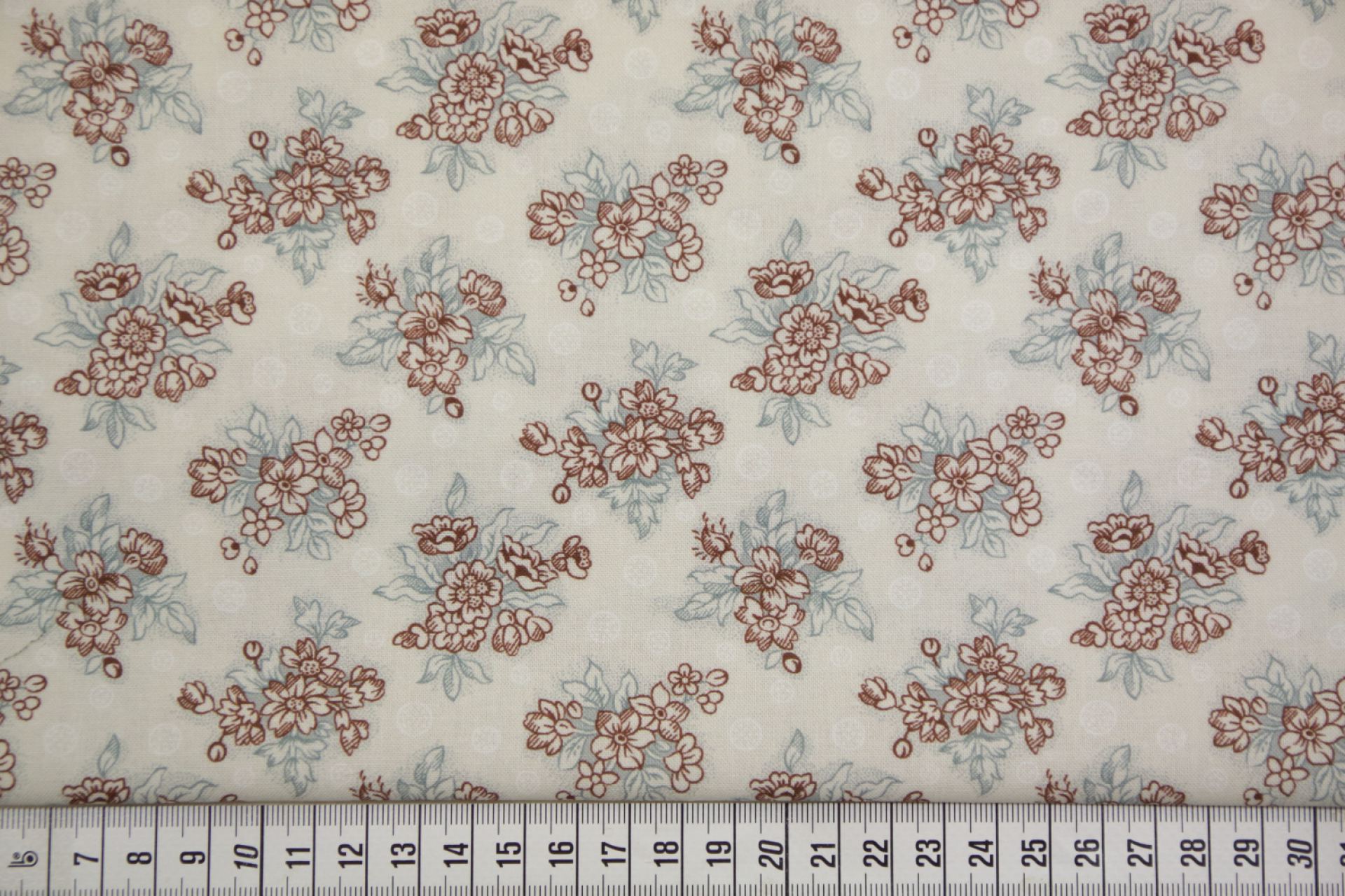 quiltstof-Licht taupe, boeketjes in rood
