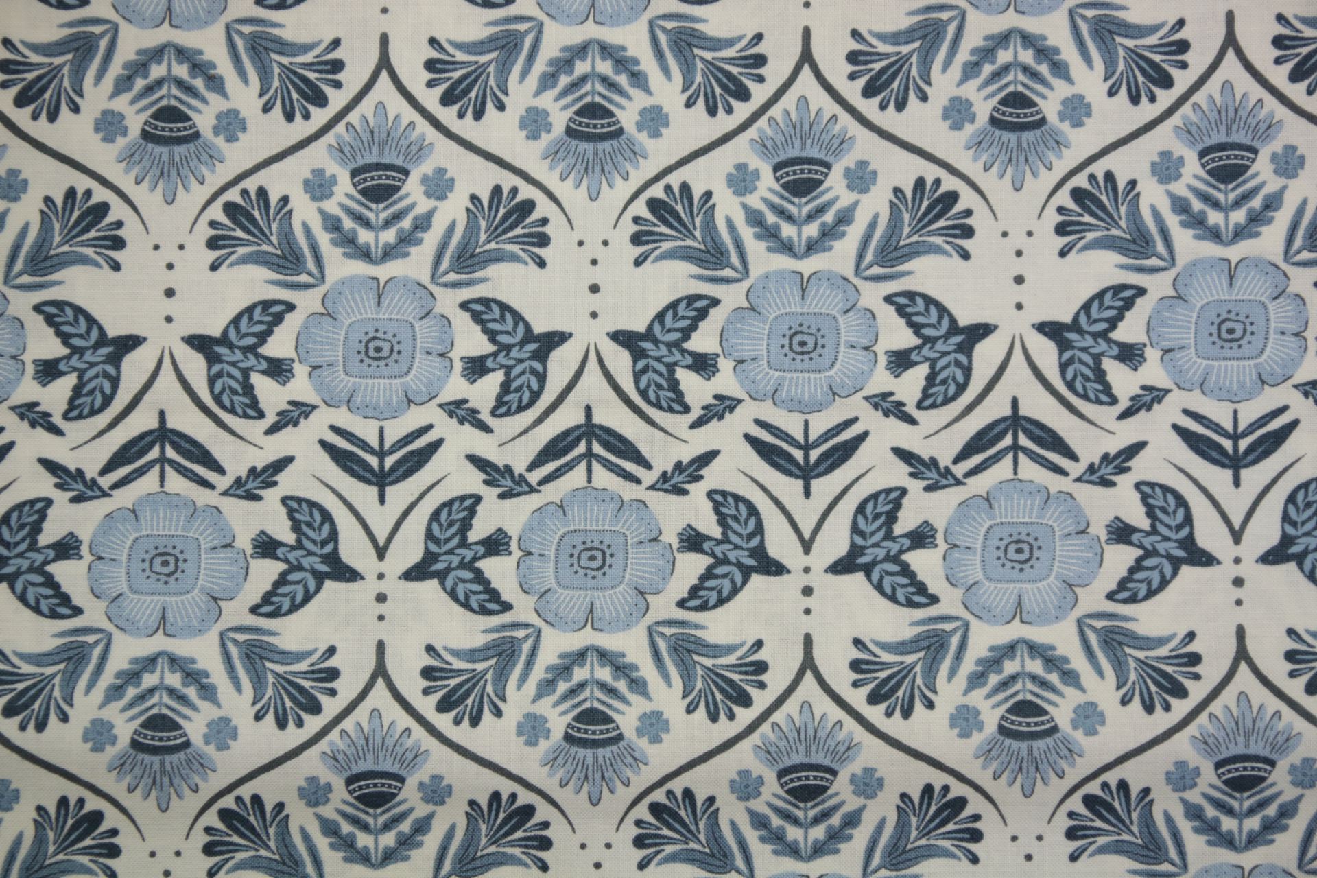 quiltstof-Ivoor met blauwe vogels en blo