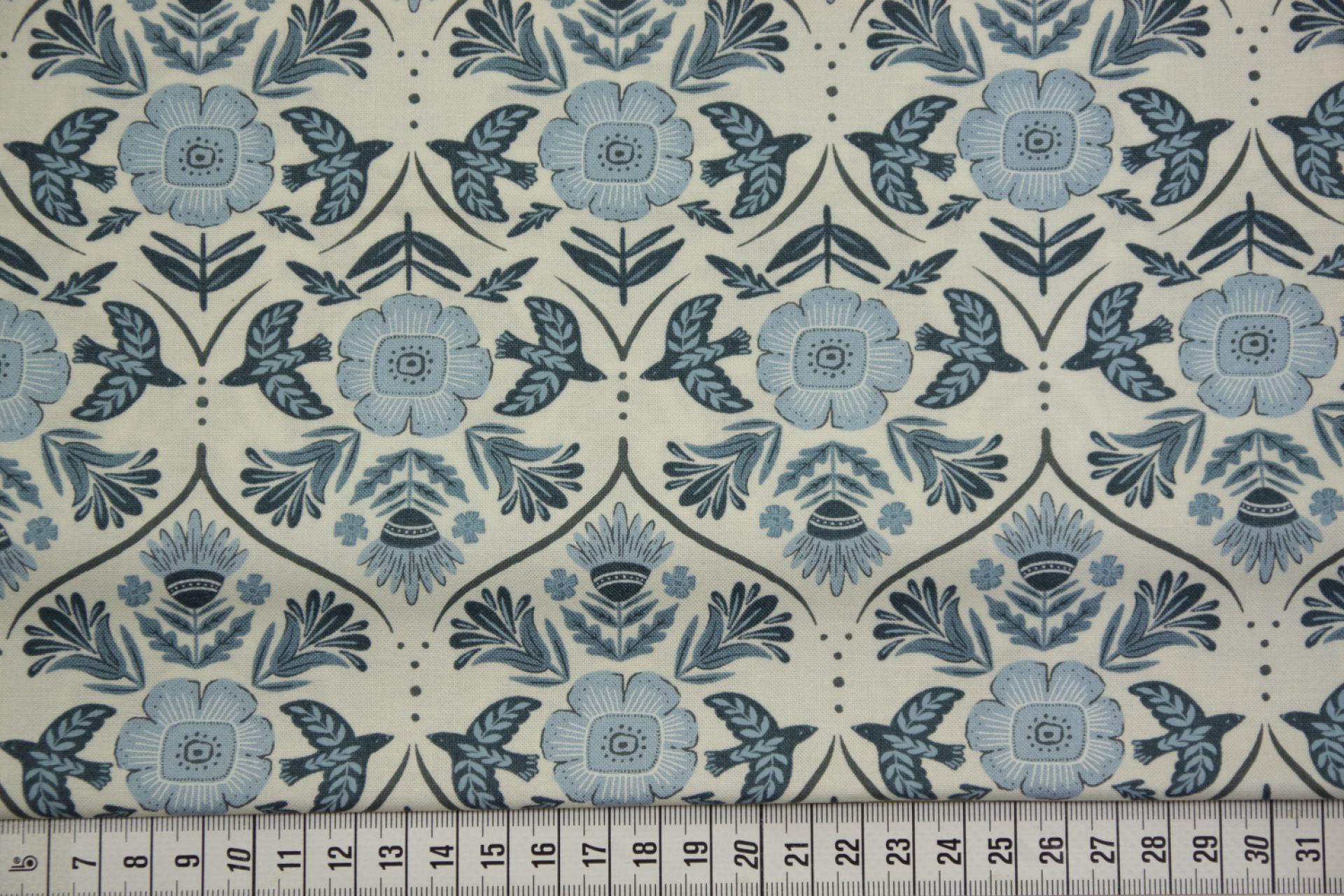 quiltstof-Ivoor met blauwe vogels en blo