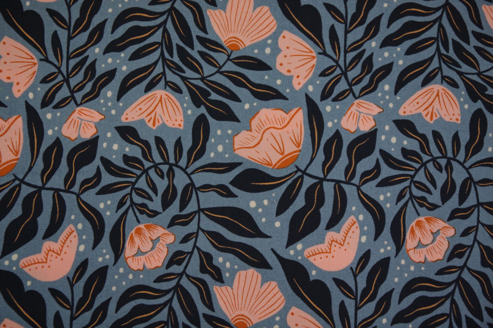quiltstof-Blauw met zalmroze bloem-Moda-