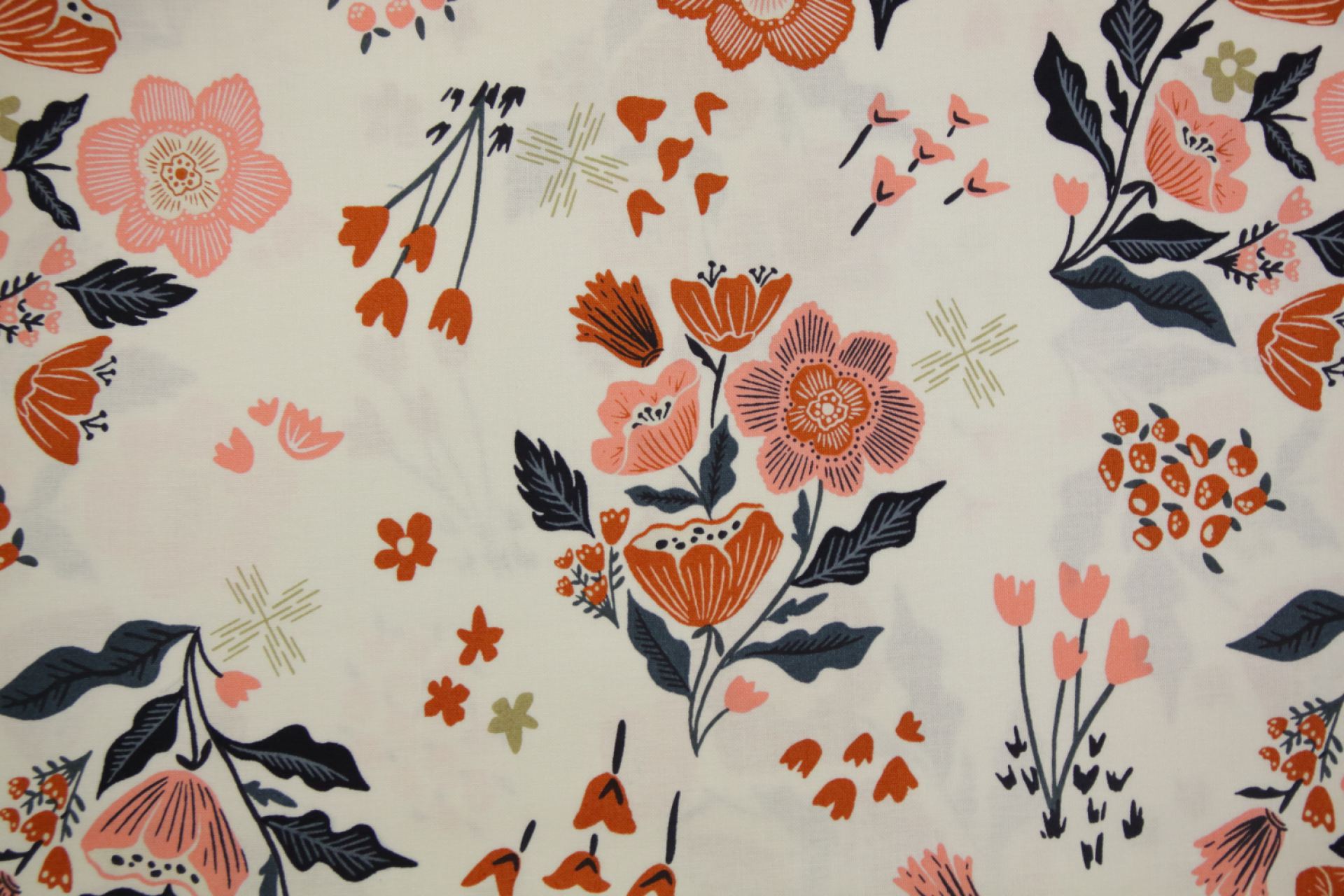quiltstof-Ivoor met boeketten in warm or