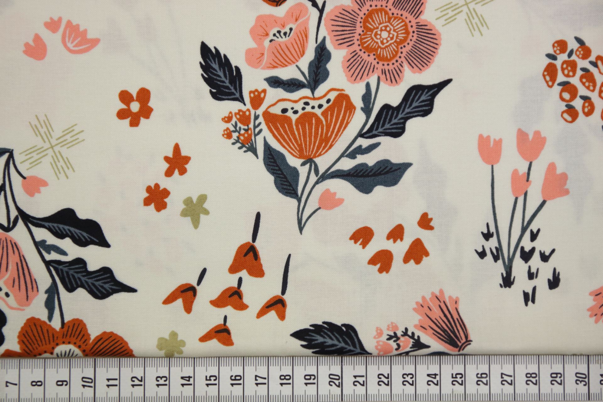 quiltstof-Ivoor met boeketten in warm or