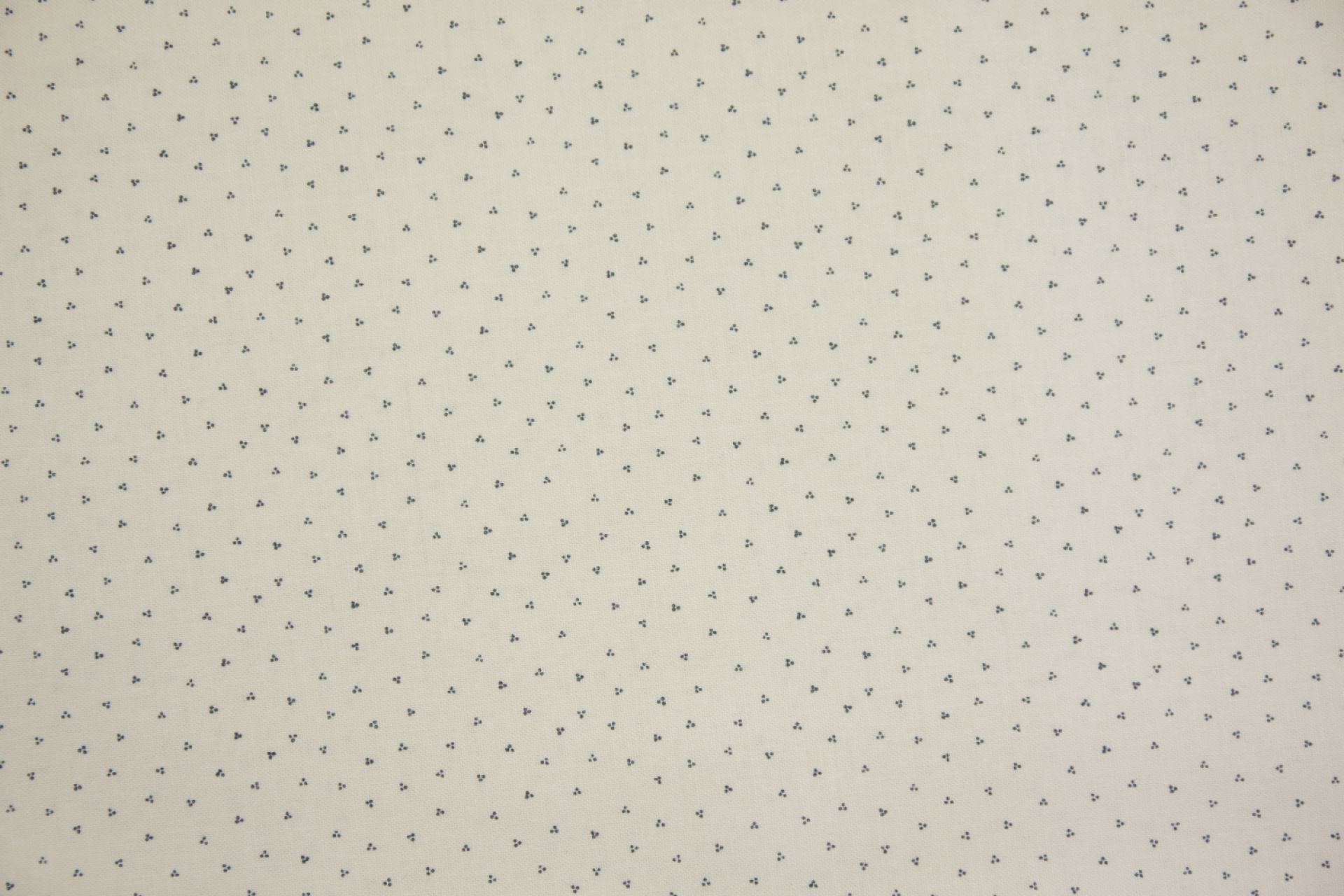 quiltstof-Ivoor met donkerblauw stipjesp
