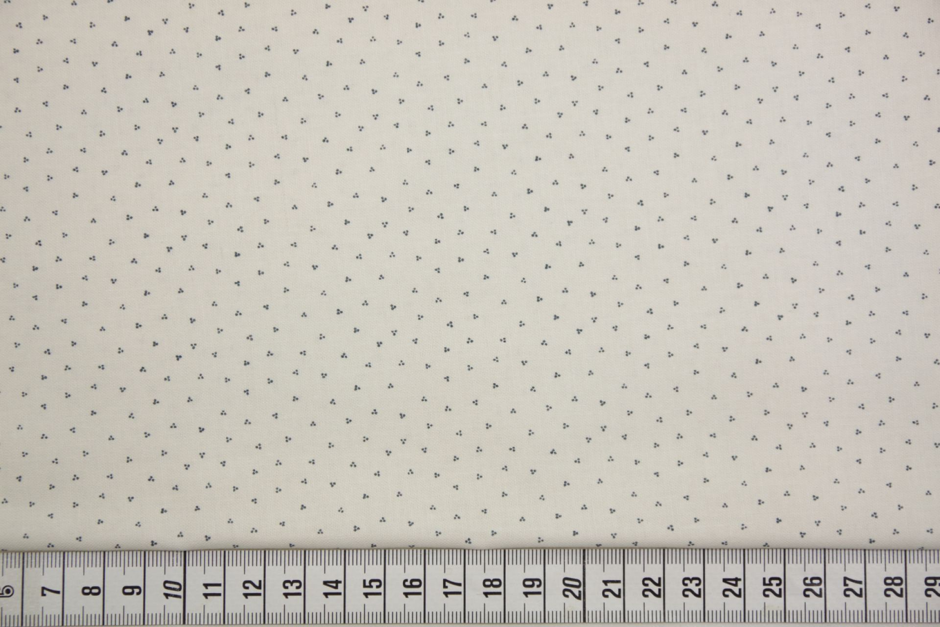 quiltstof-Ivoor met donkerblauw stipjesp