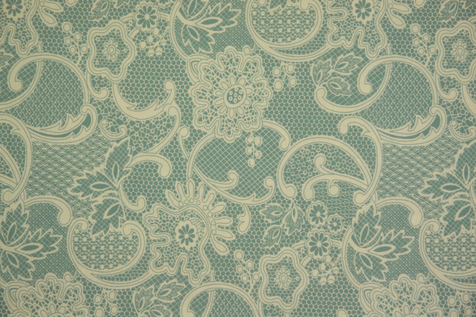 quiltstof-Zeeblauw met ecru kantmotief-M