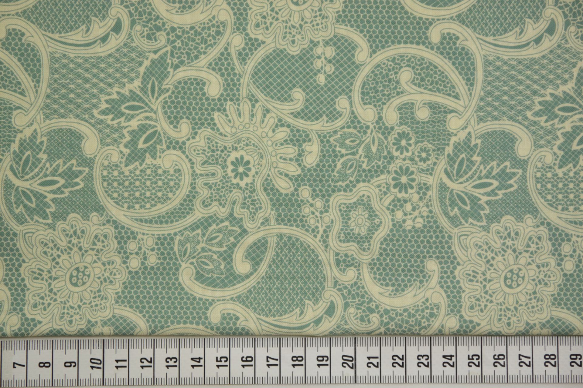 quiltstof-Zeeblauw met ecru kantmotief-M
