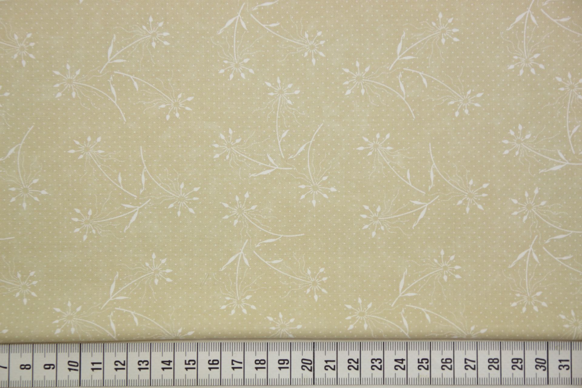 quiltstof-Ecru met een bloementak in ivo