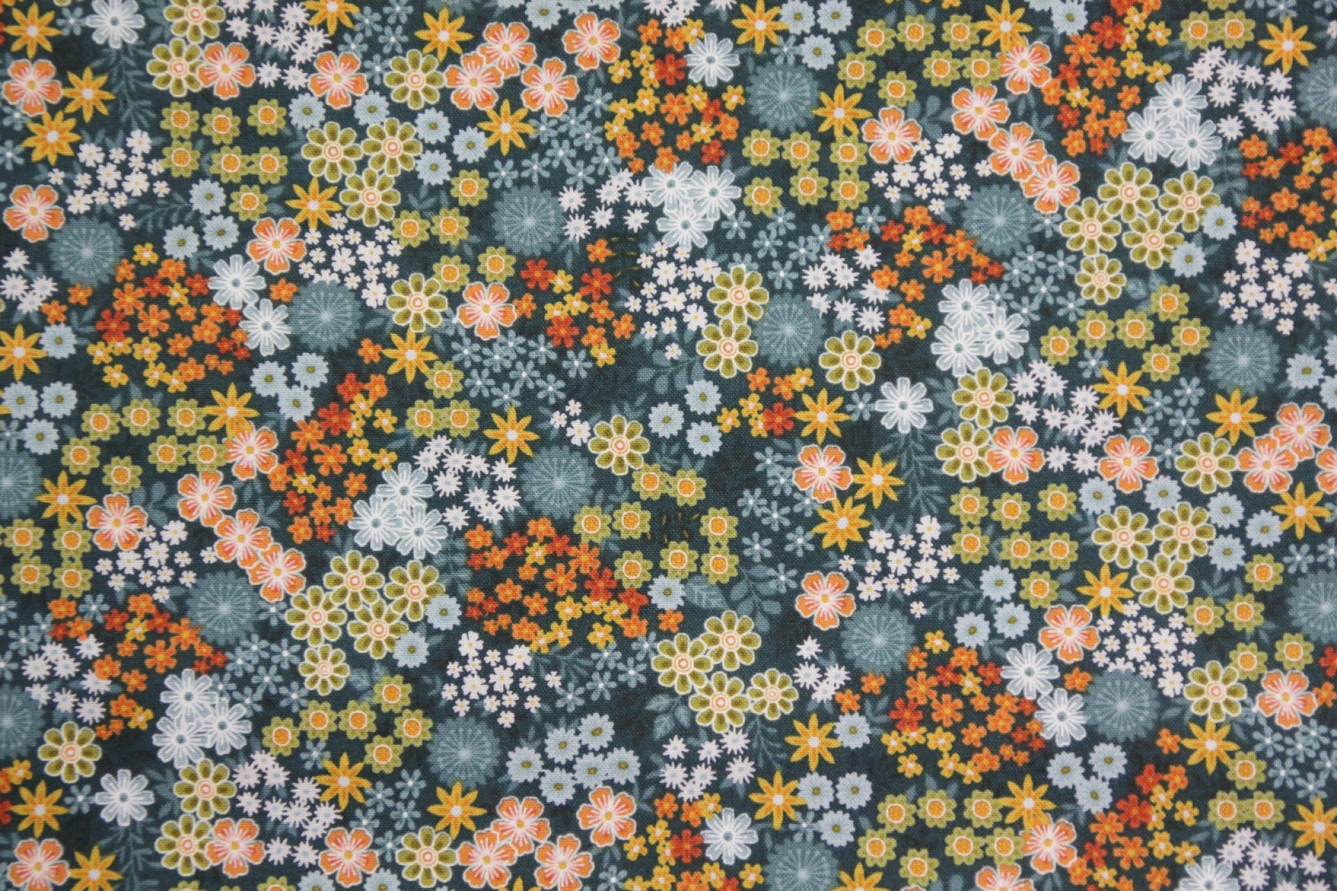 quiltstof-Petrolblauw met bloemenveld in