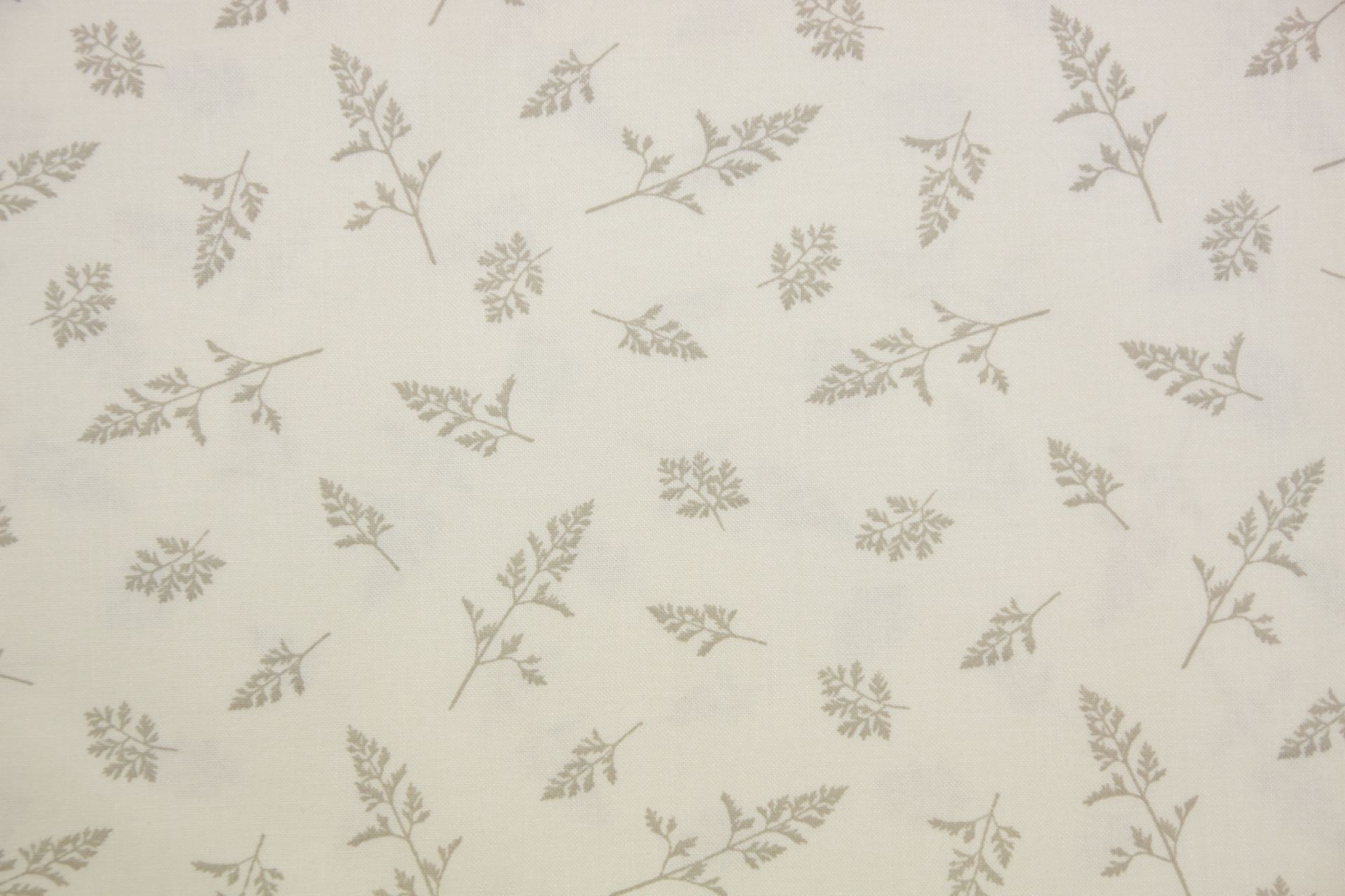 quiltstof-Ivoor met bladeren in taupe-Mo