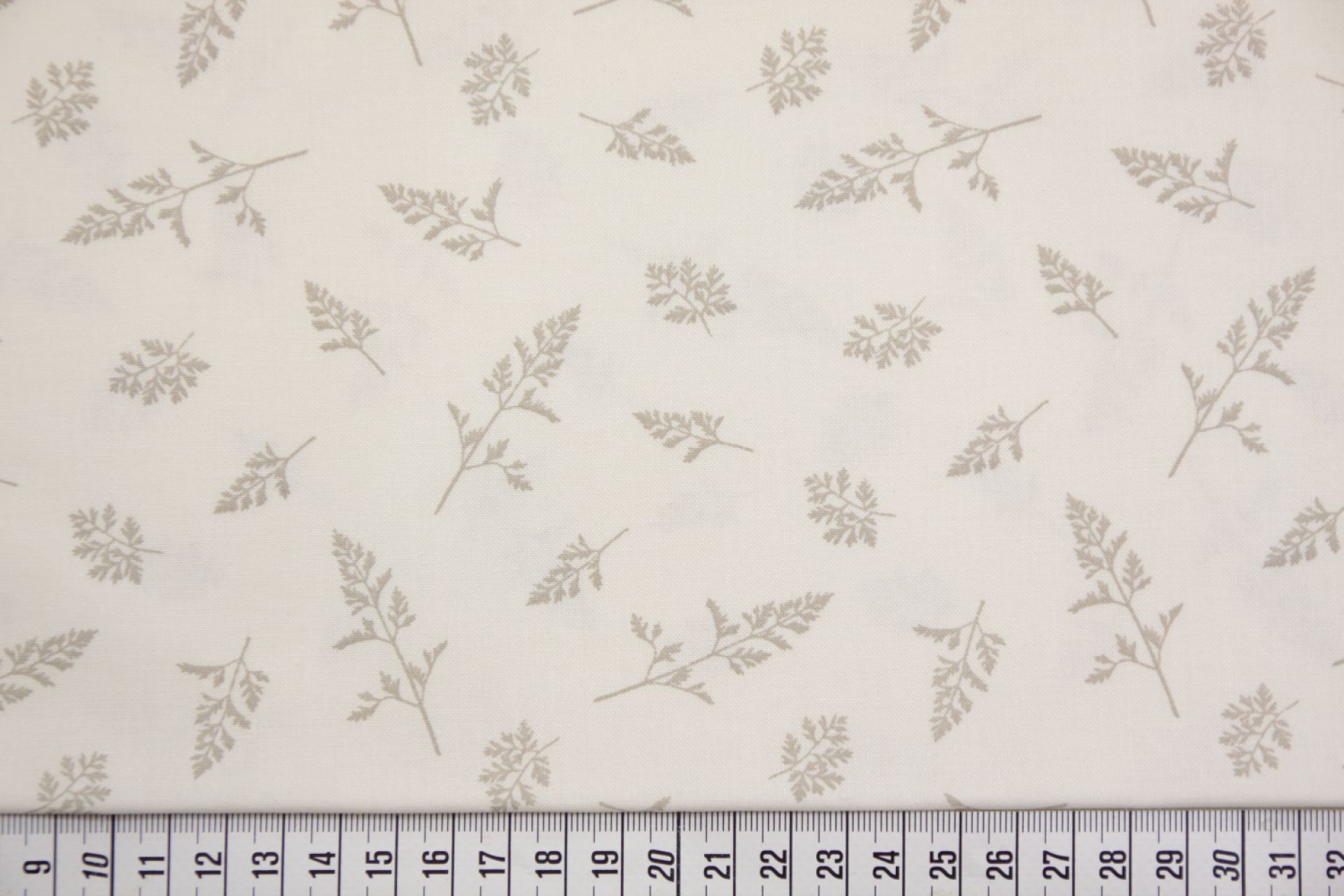 quiltstof-Ivoor met bladeren in taupe-Mo