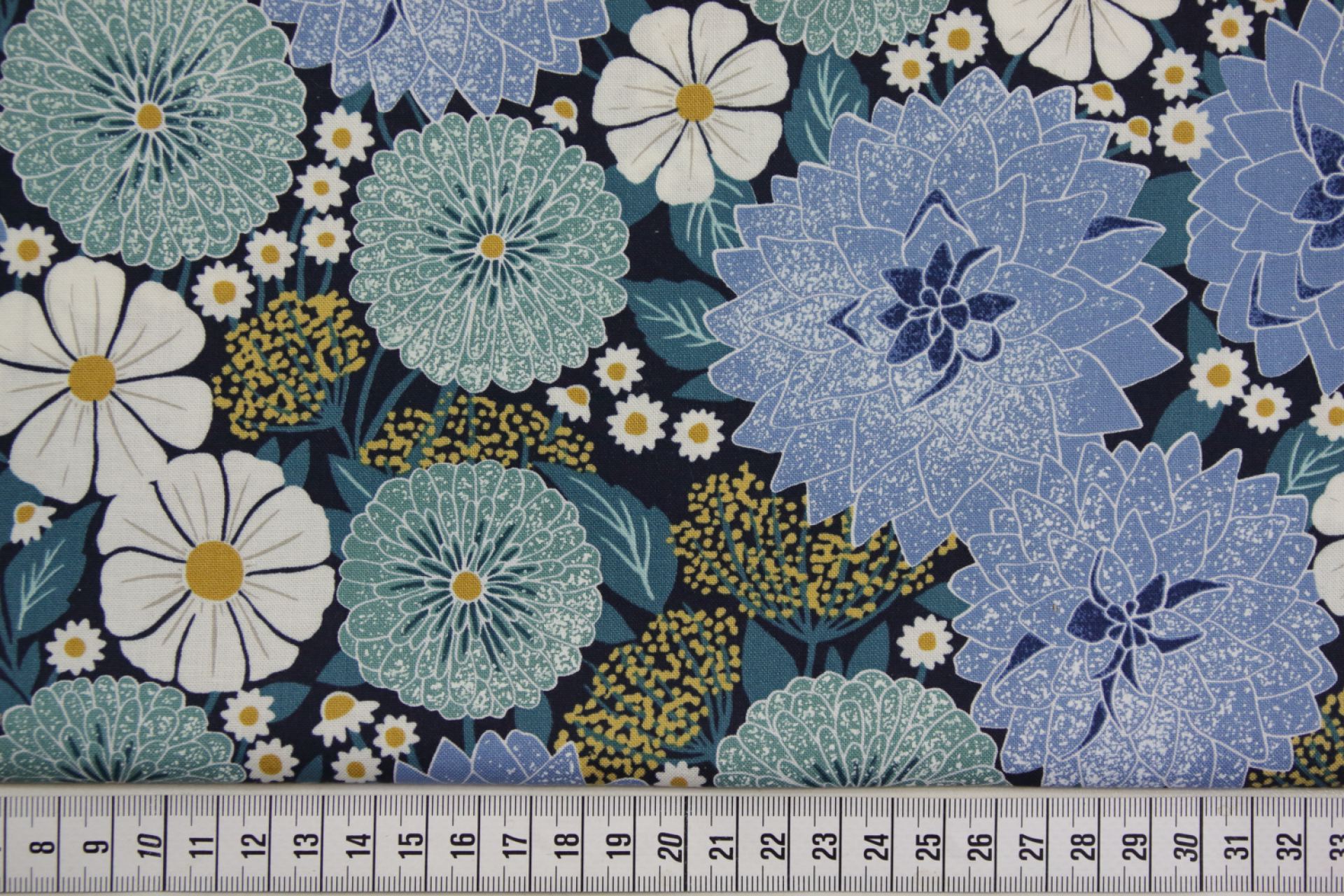 quiltstof-Donkerblauw met grote bloemen-