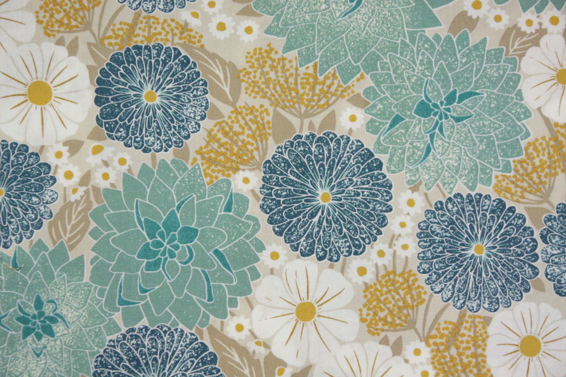 quiltstof-Licht taupe met grote bloemen-