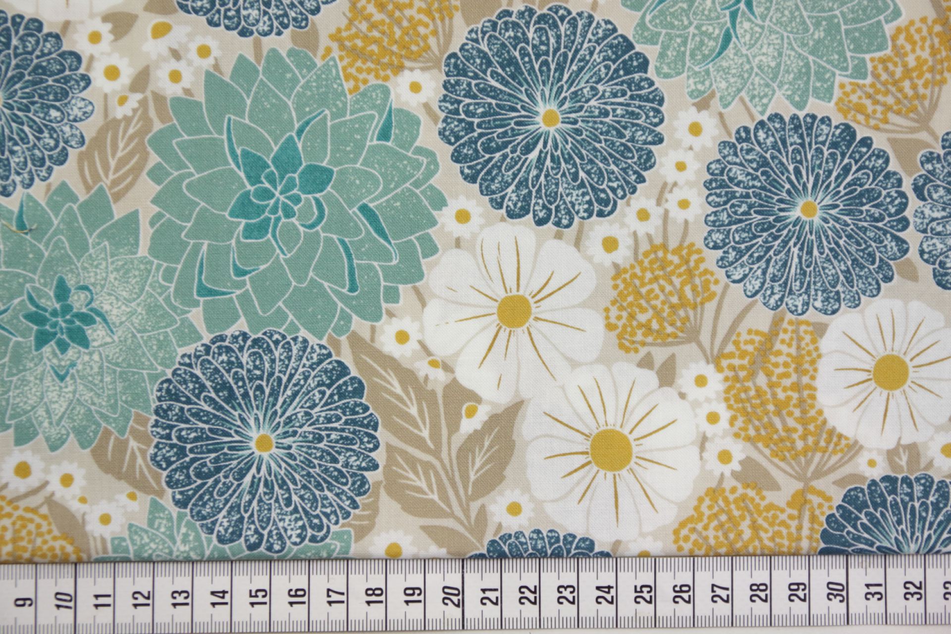 quiltstof-Licht taupe met grote bloemen-