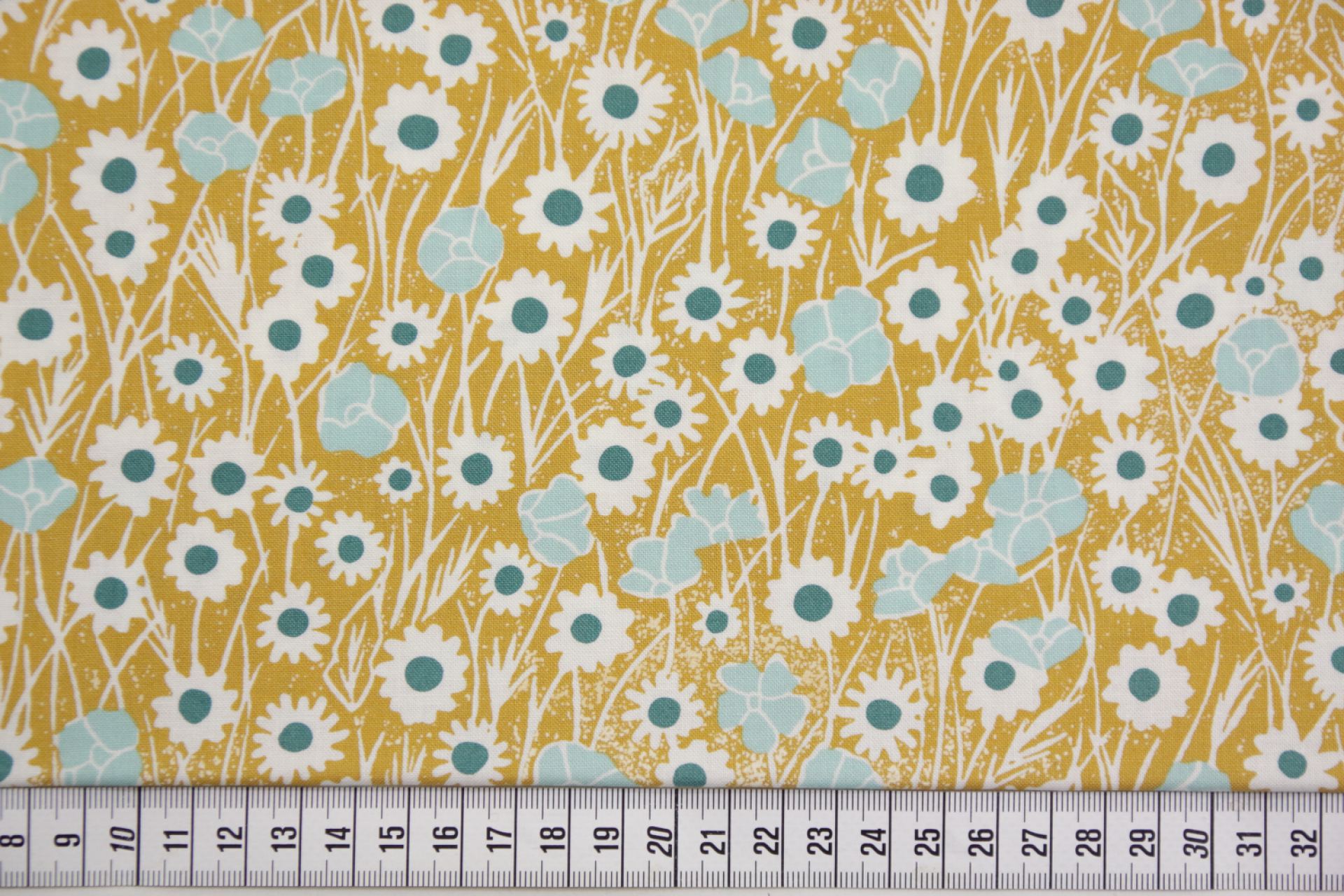 quiltstof-Okergeel met veldbloemen in wi