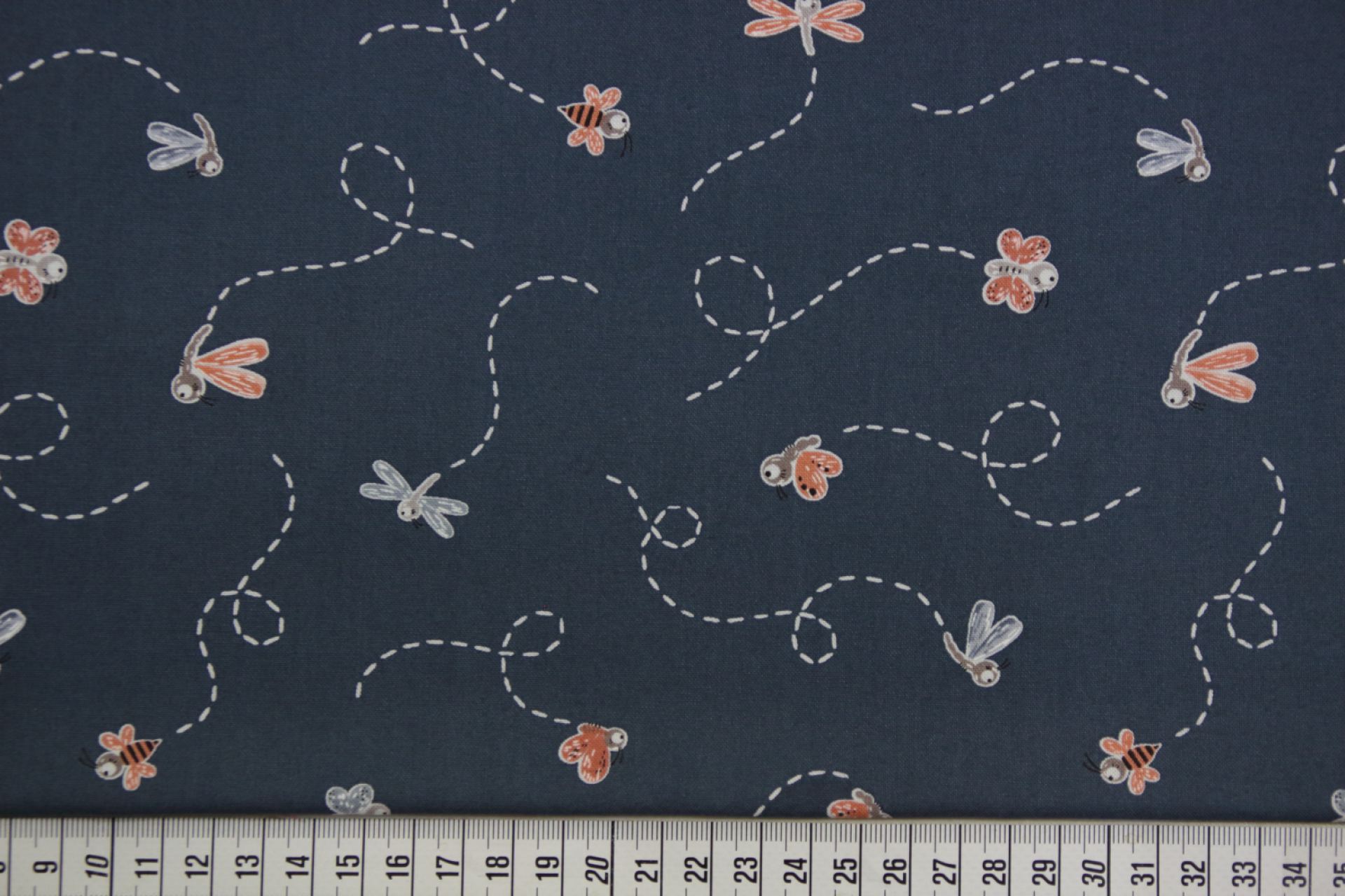 quiltstof-Donkerblauw met oa vlinders, b