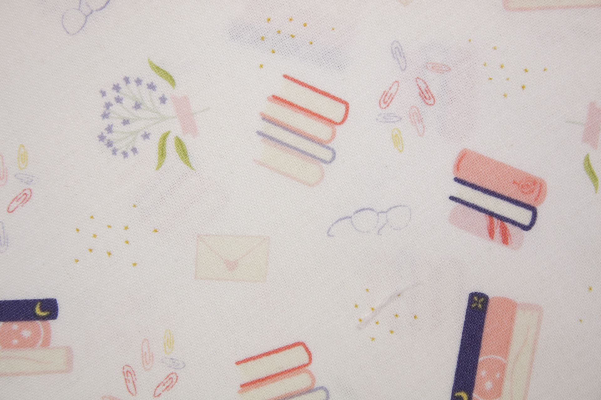 quiltstof-Ivoor met boeken in roze, blau
