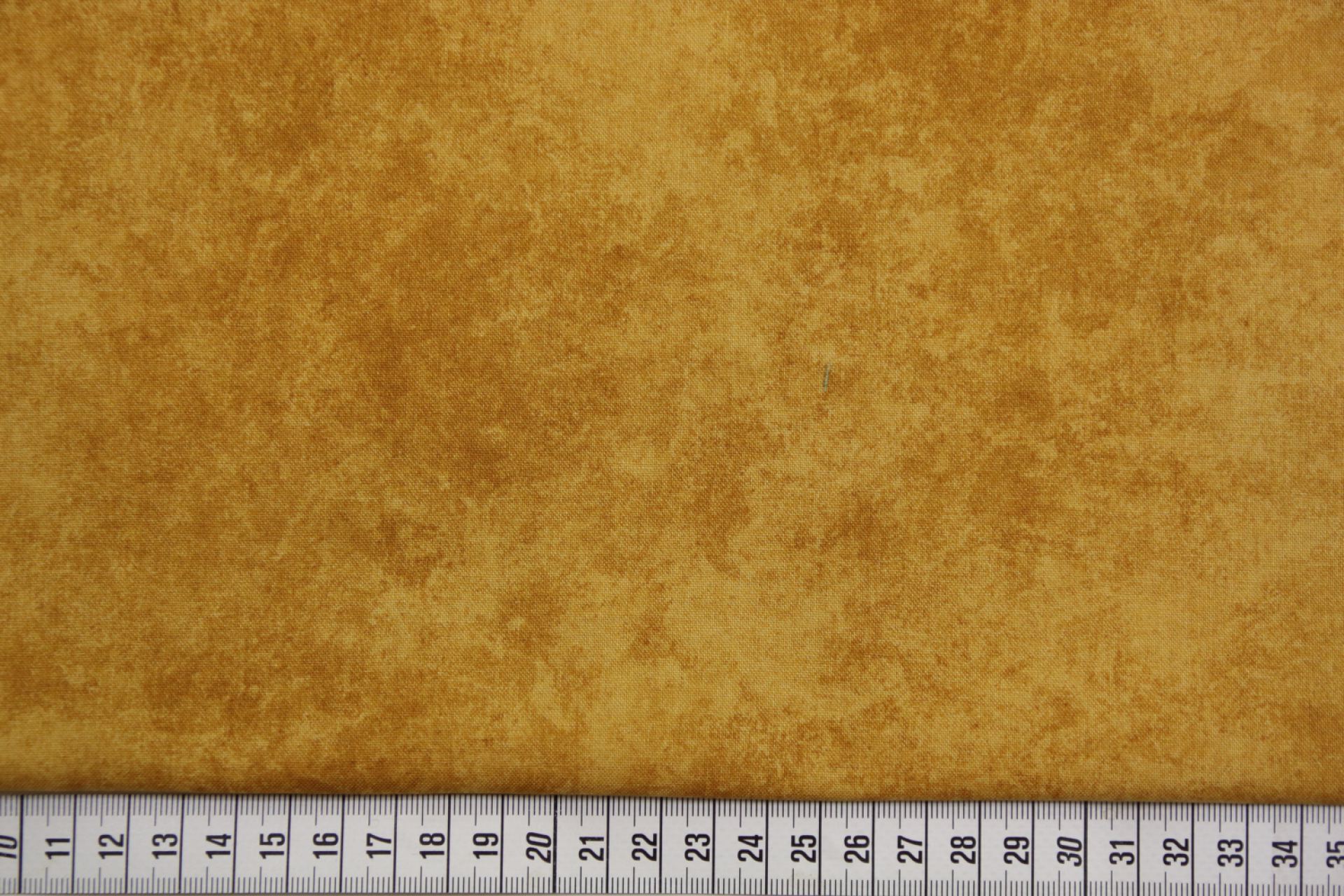 quiltstof-basisstof-Diep okergeel-gevlam