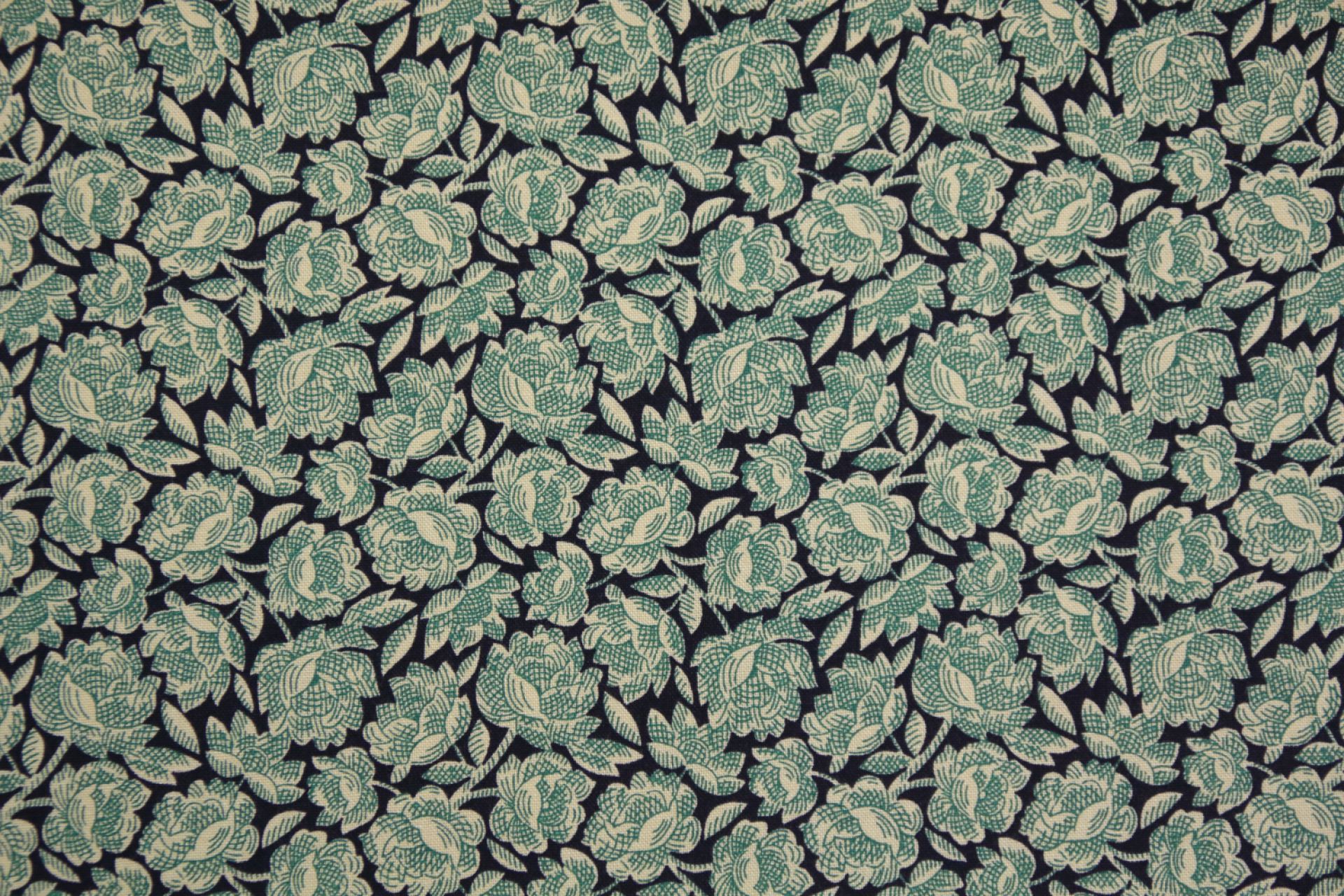 quilttof-Donkerblauw met bloemen in ecru