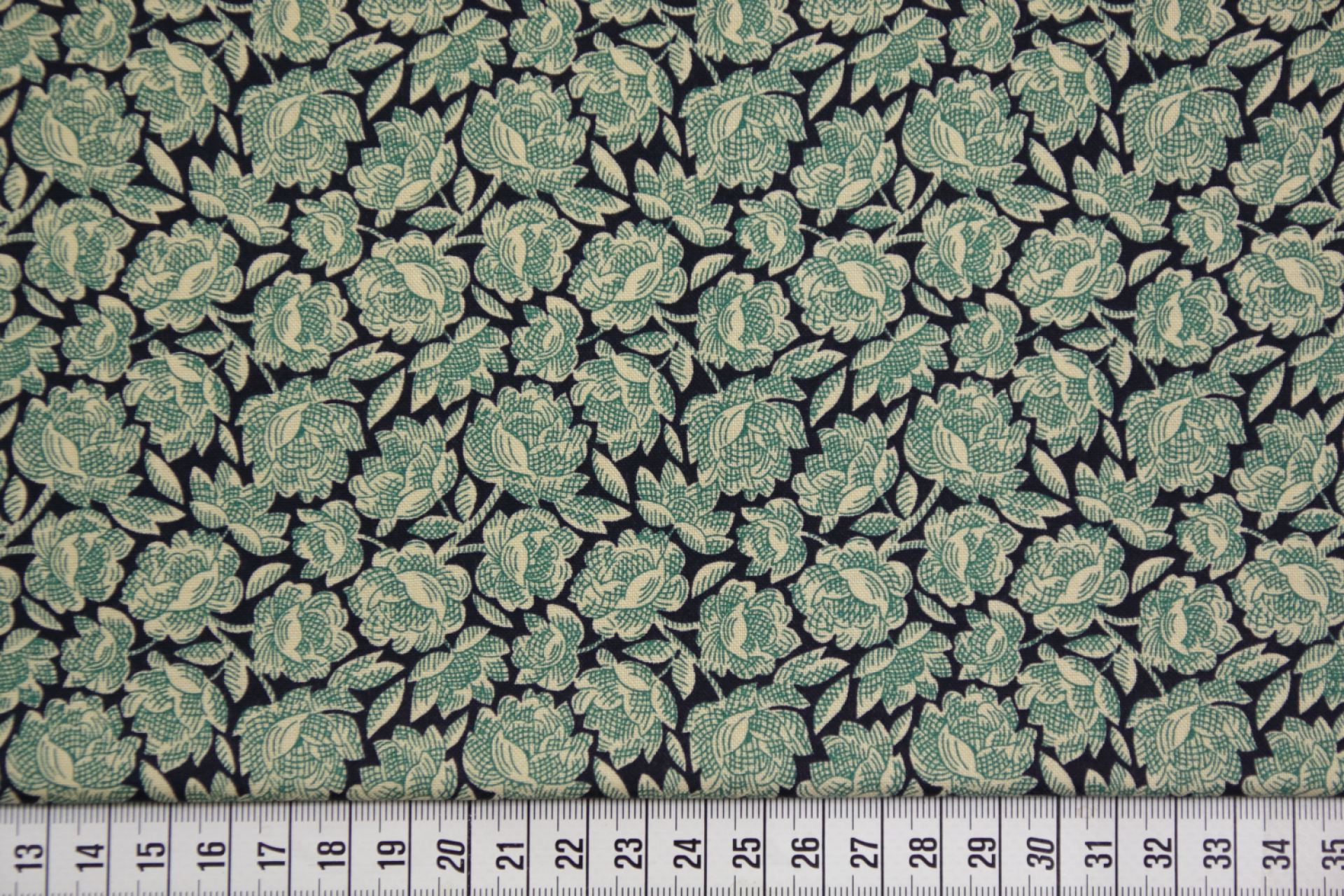 quilttof-Donkerblauw met bloemen in ecru