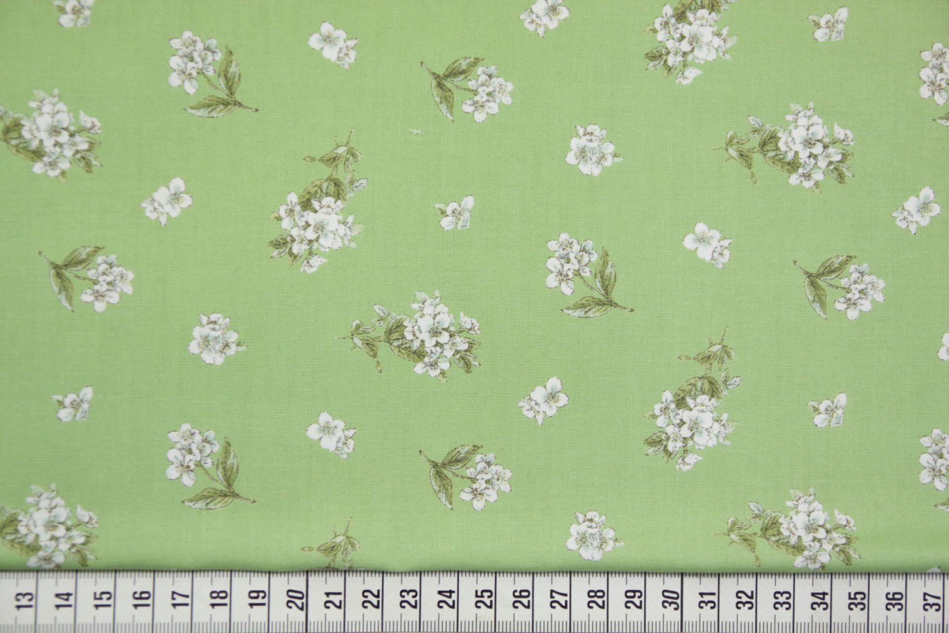 quiltstof-Varengroen met witte boeketjes