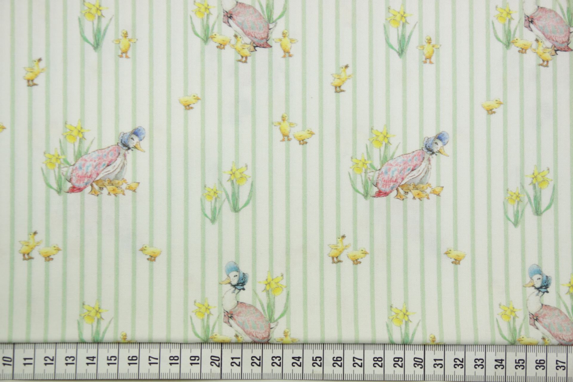 quiltstof-Ivoor, groene streep met gans-